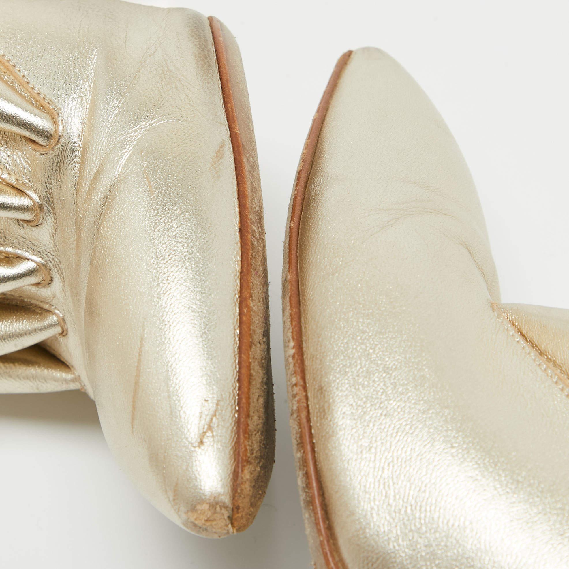 Malone Souliers Mules de cuero dorado con tacón en bloque Talla 37.5 en Excelente estado para la venta en Dubai, Al Qouz 2