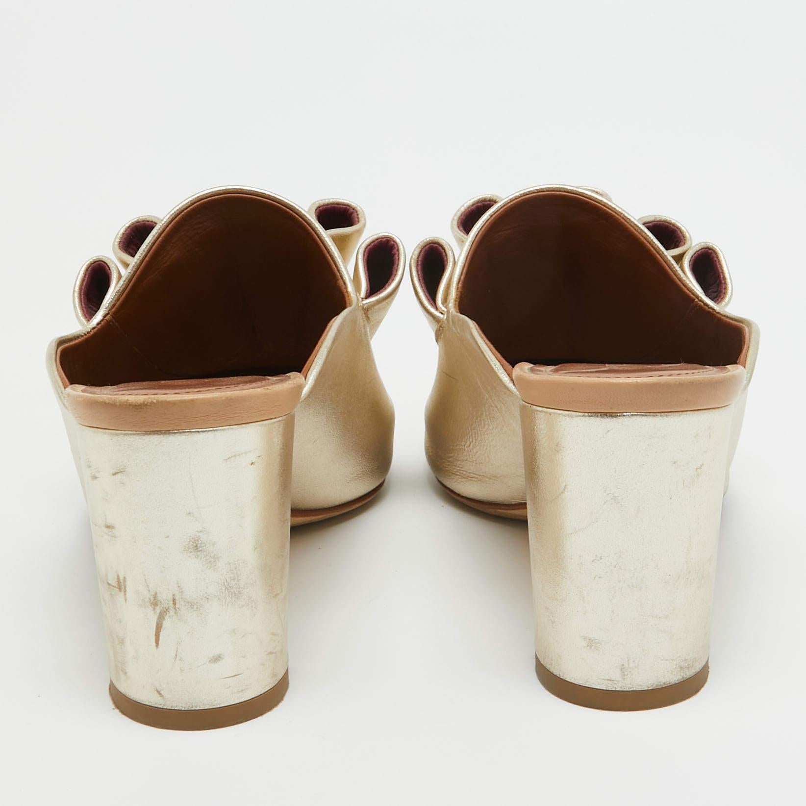 Malone Souliers Mules de cuero dorado con tacón en bloque Talla 37.5 en venta 1
