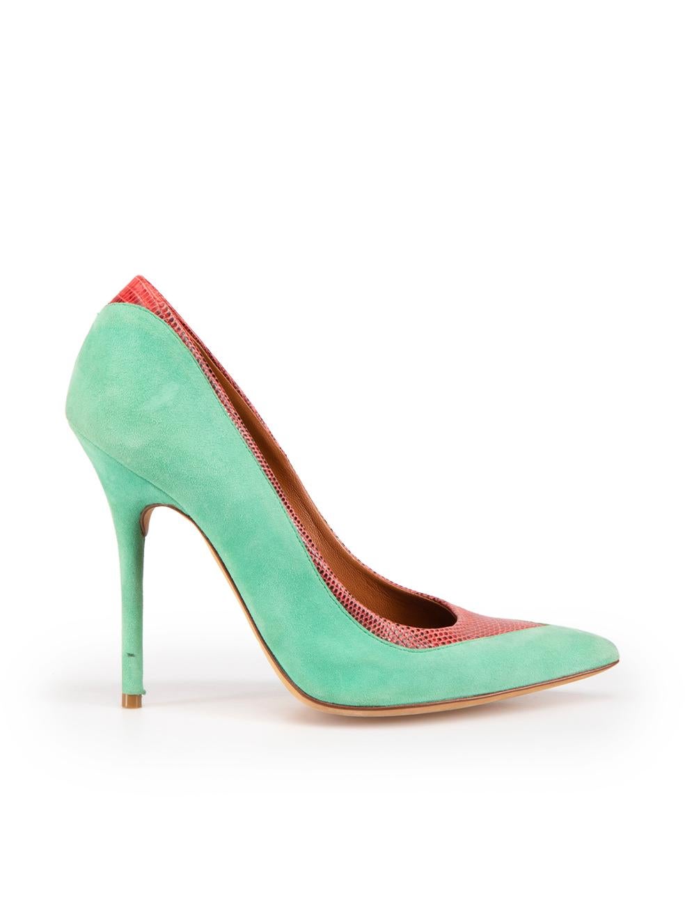 L'ÉTAT est bon. Les talons présentent une légère usure. Légère usure des poils de daim avec quelques points d'abrasion et de décoloration. Légères éraflures sur les semelles extérieures également observées sur cet article de revente de designer