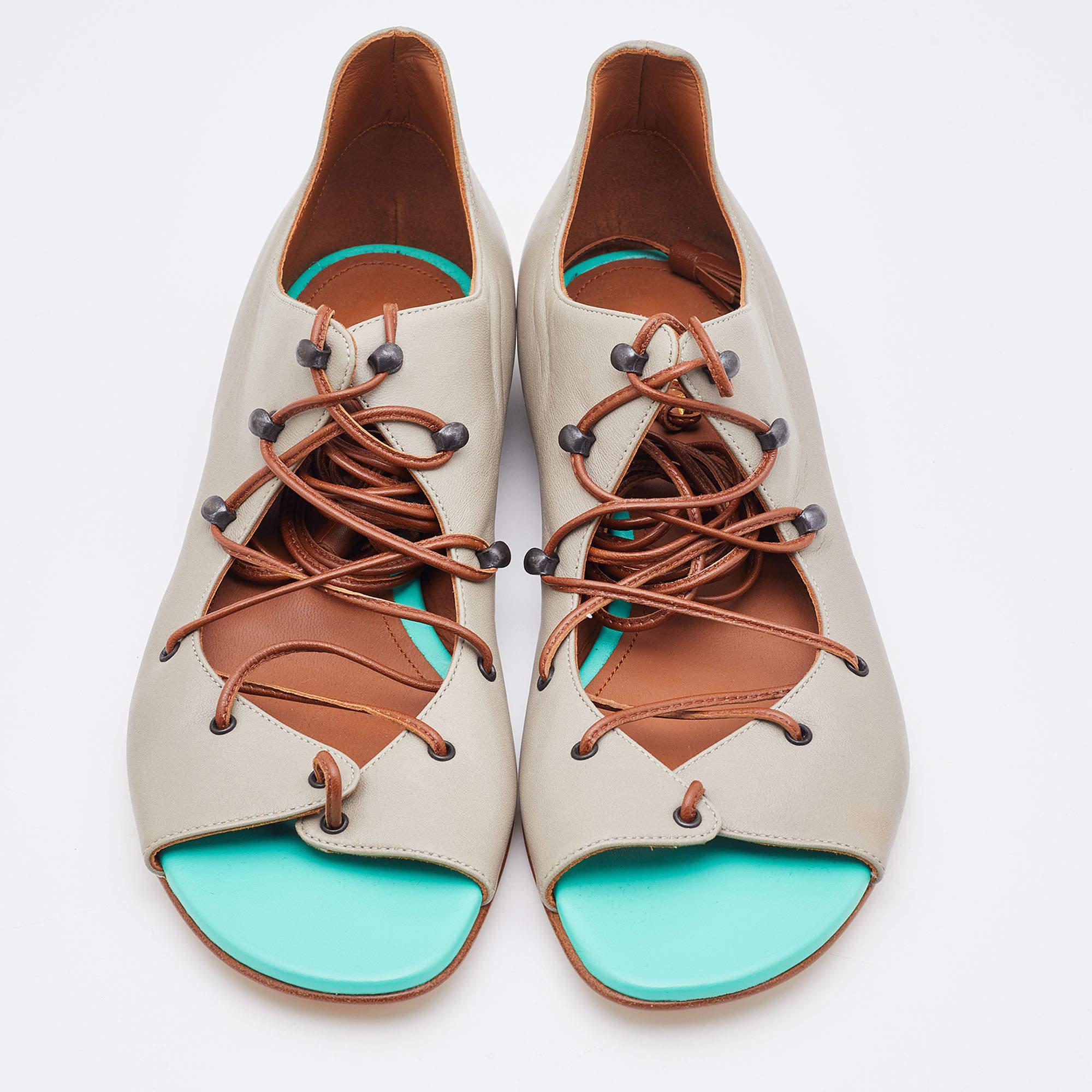 These well-crafted designer flats have got you covered for all-day plans. They come in a versatile design, and they look great on the feet.

Includes: Original Dustbag
