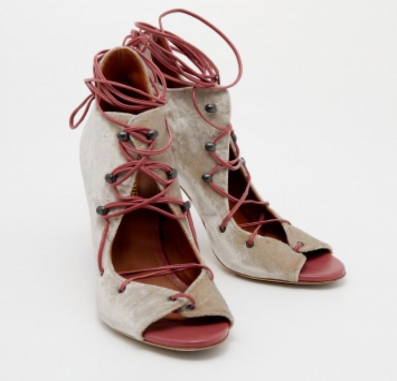 Malone Souliers Grau/Rosa Samt und Leder Savannah Knöchel Wickelsandalen Größe 36 im Zustand „Relativ gut“ im Angebot in Dubai, Al Qouz 2