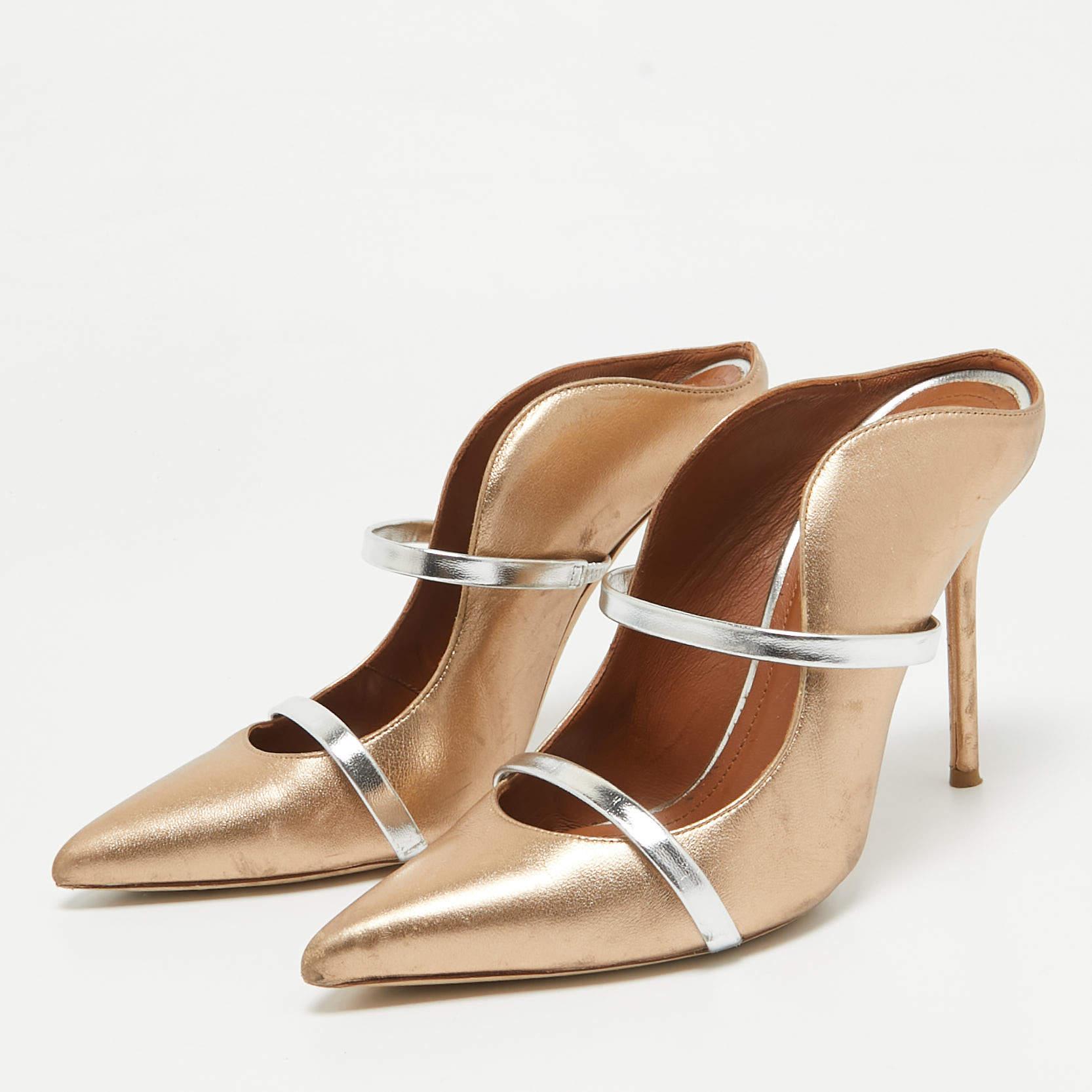 Avec les mules, il est facile d'enfiler ses chaussures pour sortir et de les enlever une fois rentré à la maison. Ces mules de créateur pour femmes apportent le même confort  avec beaucoup de style.