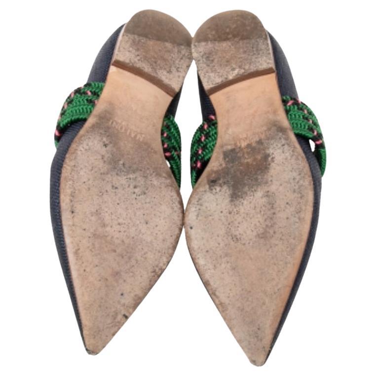 Regala ai tuoi piedi il meglio scegliendo queste splendide ballerine di Malone Souliers! Presentano un corpo in tela blu navy, cinghie elastiche intrecciate sulla tomaia e solette in pelle. Sia con gli abiti che con i pantaloni facili da indossare,