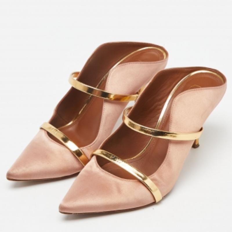 Diese Pantoletten von Malone Souliers sind eine perfekte Mischung aus Luxus, Stil und Komfort. Sie sind aus hochwertigen MATERIALEN gefertigt und umrahmen Ihre Füße auf die eleganteste Art und Weise. Sie lassen sich mit einer Vielzahl von Outfits