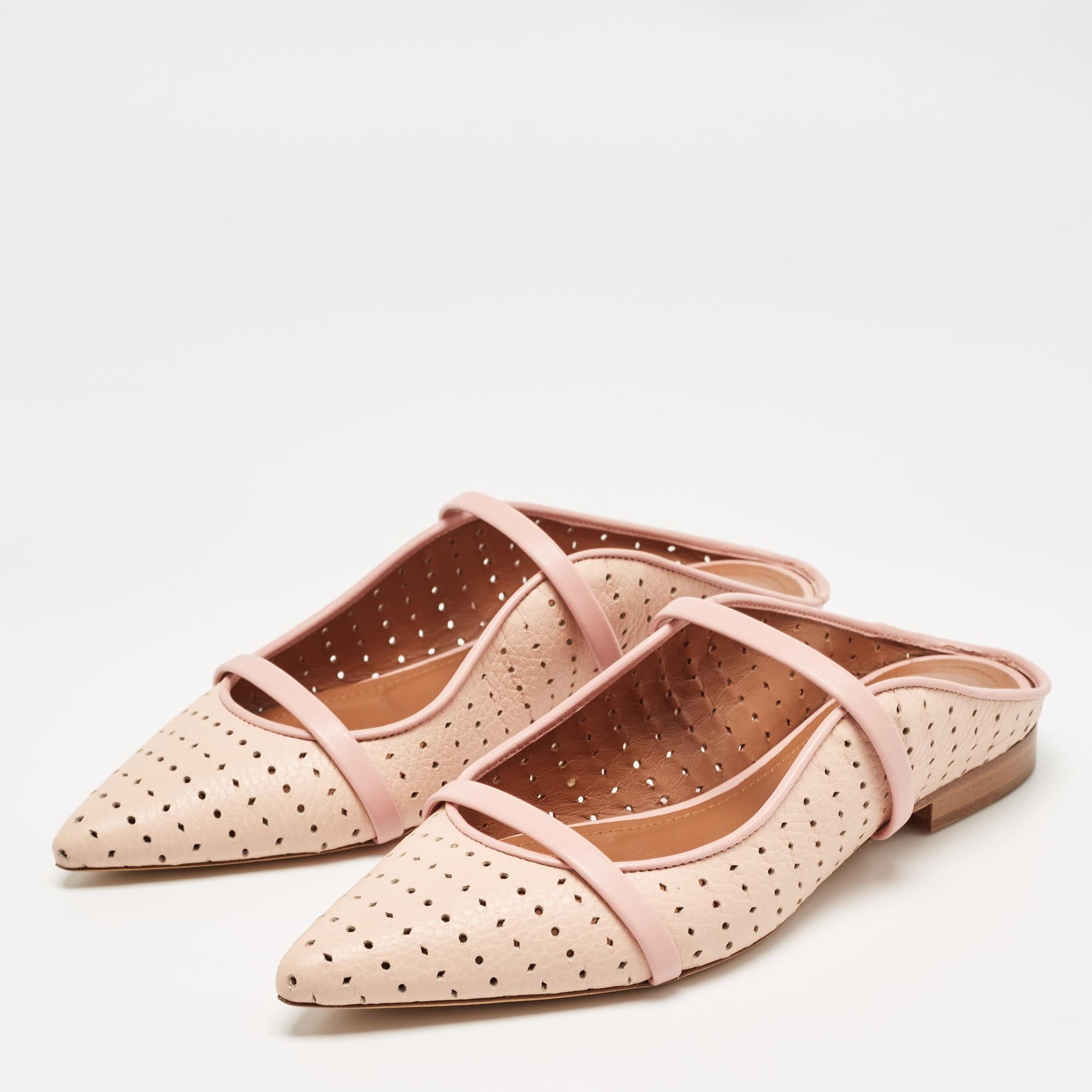 Encadrez vos pieds avec ces sandales plates Malone Souliers. Créées à partir des meilleurs matériaux, les chaussures plates sont parfaites avec des ourlets courts, midi et maxi.

