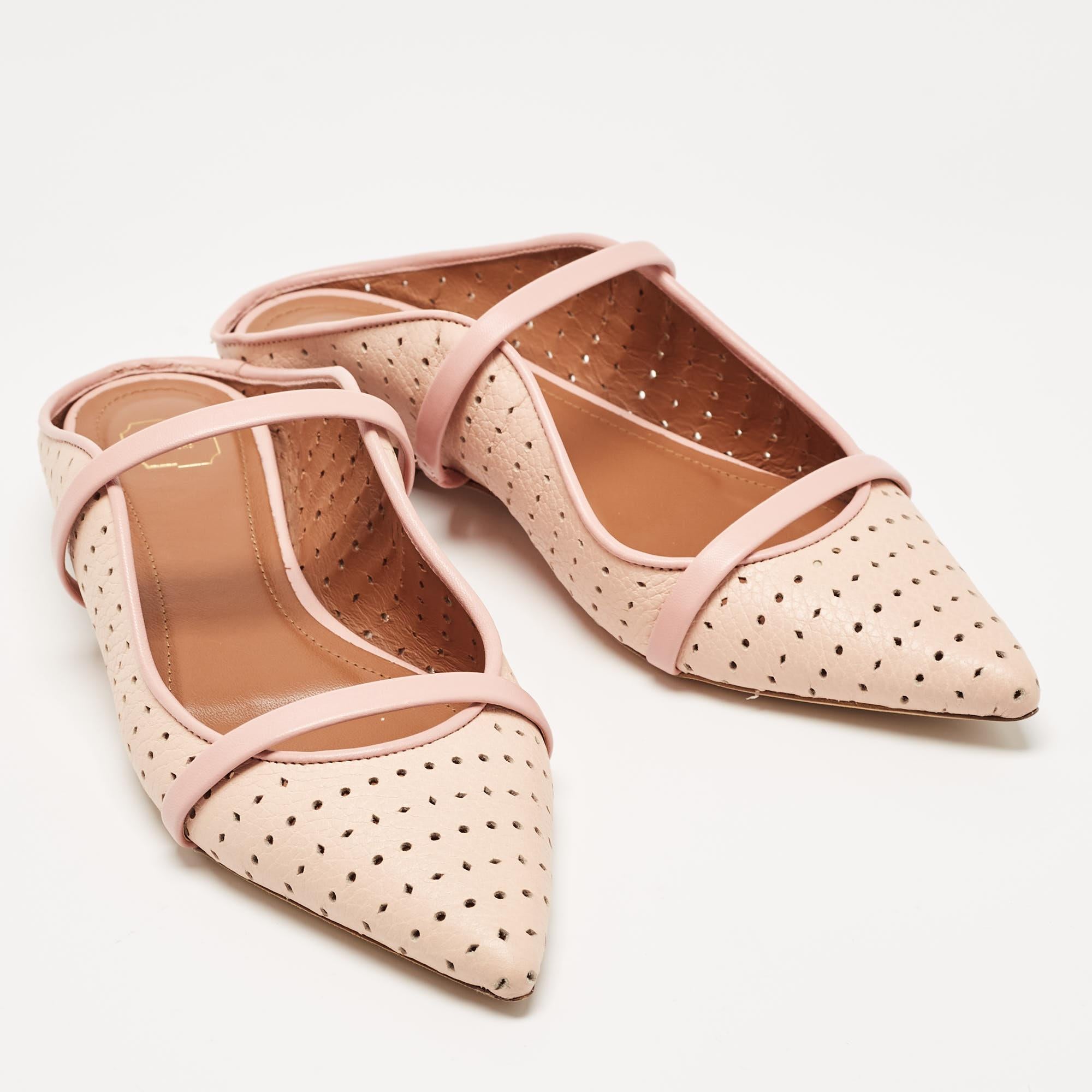 Malone Souliers Pink Perforated Leather Maureen Flat Mules Size 35 In Excellent Condition For Sale In Dubai, Al Qouz 2