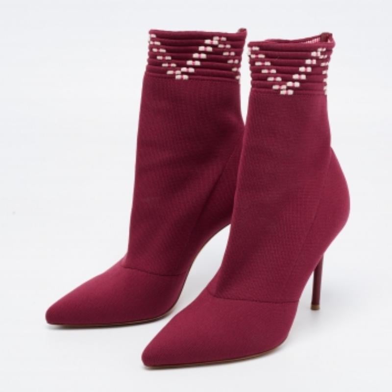 Sortez en toute confiance en arborant ces bottes. Avec un attrait unique, ils ont l'amalgame parfait entre une construction durable et un attrait chic. Équilibrée par une semelle durable, cette paire assure un confort maximal.