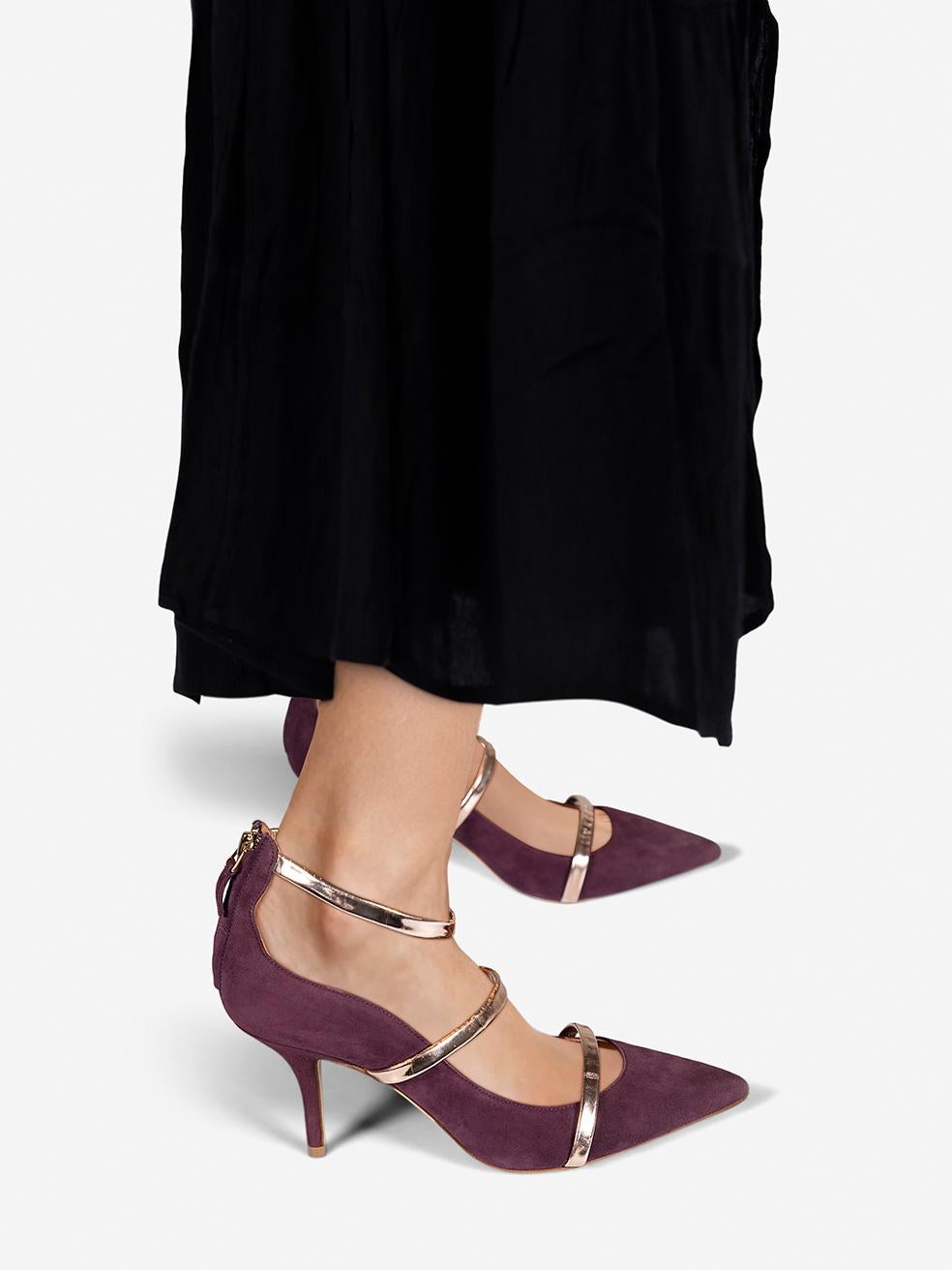 L'ÉTAT est très bon. L'usure des talons est minime. Décoloration sur les deux sangles supérieures des deux chaussures et sur les deux semelles sur cet article de revente de designer Malone Souliers d'occasion.
 
 
 
 Détails
 
 
 Violet
 
 Suède
 
