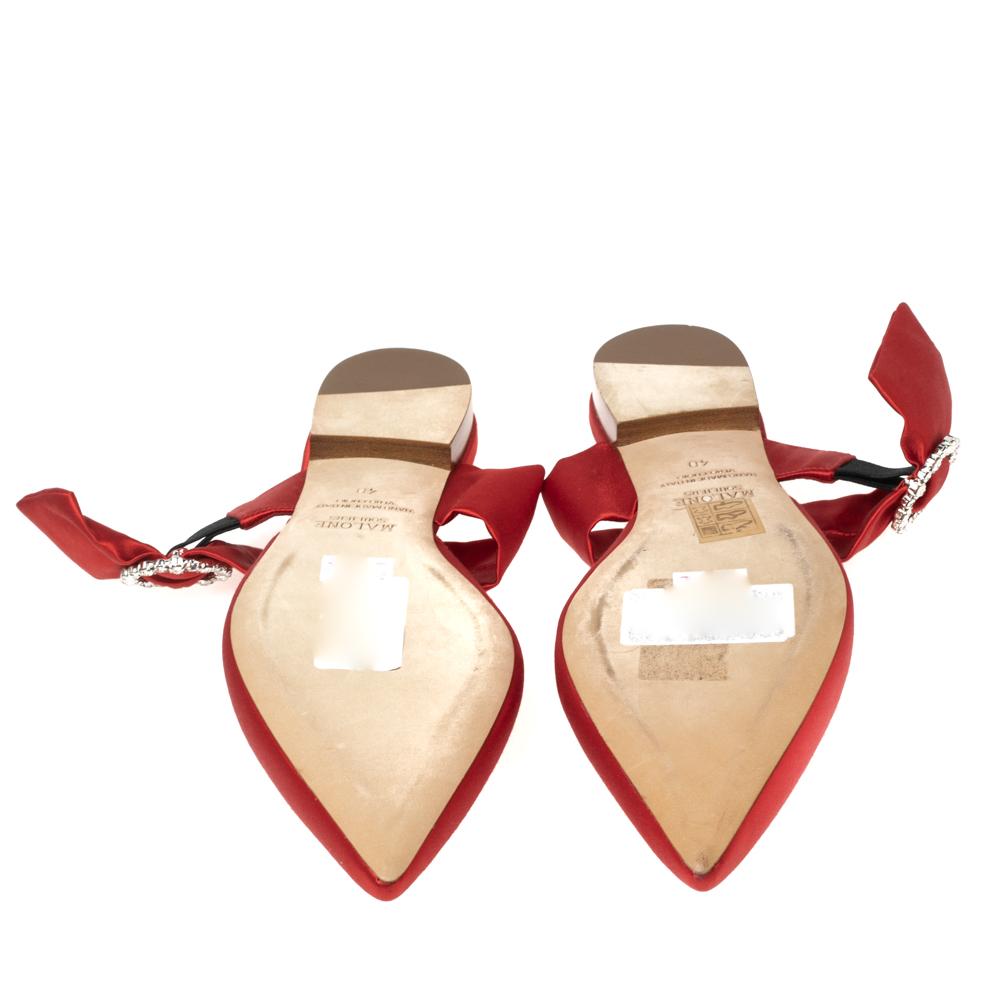 Malone Souliers Red Satin Maite Crystal Buckle Flats Size 40 In Excellent Condition In Dubai, Al Qouz 2