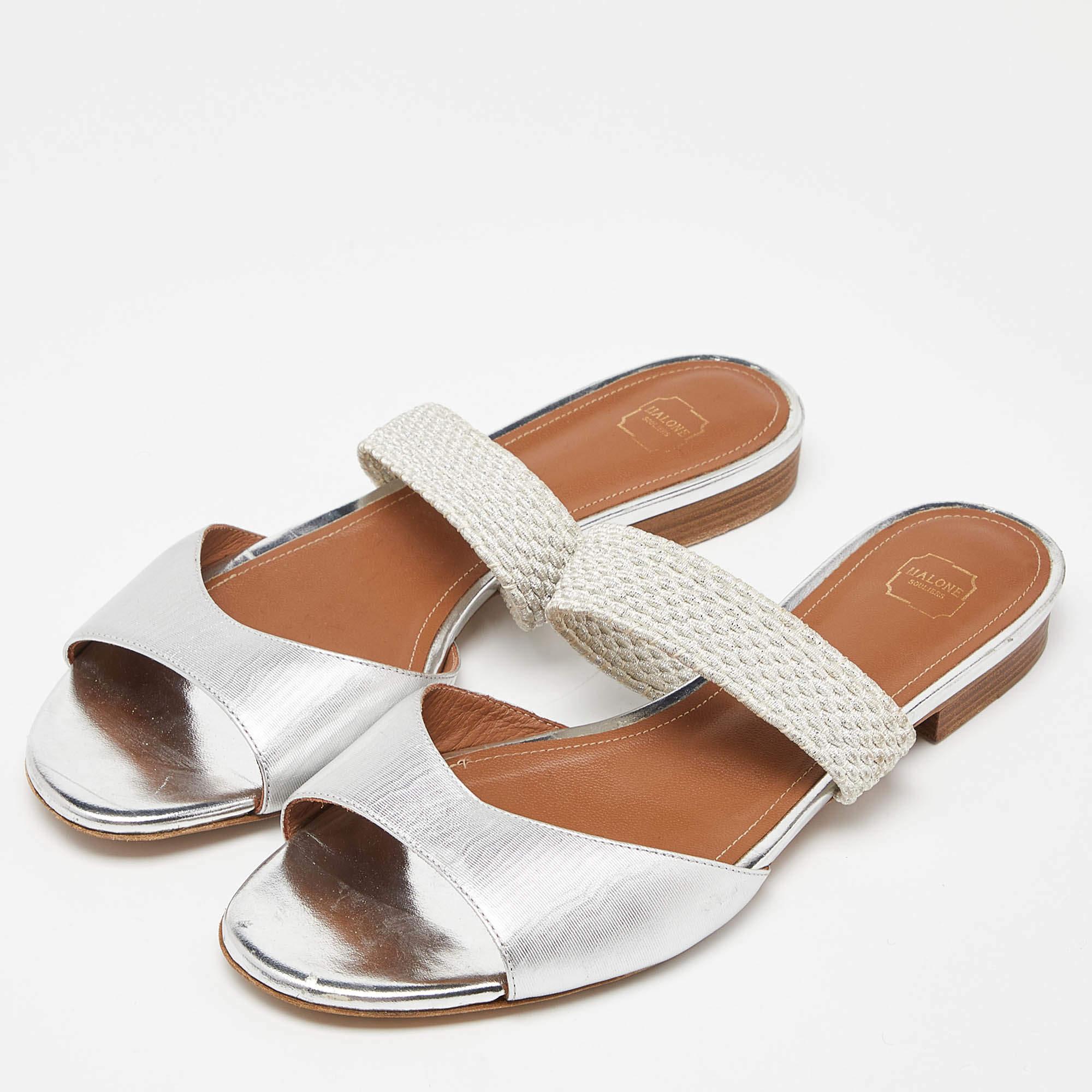 Questi sandali argentati di Malone Souliers sono stati progettati per elevare il tuo stile. Sono realizzate in pelle con una silhouette aperta in punta per un comfort arioso.