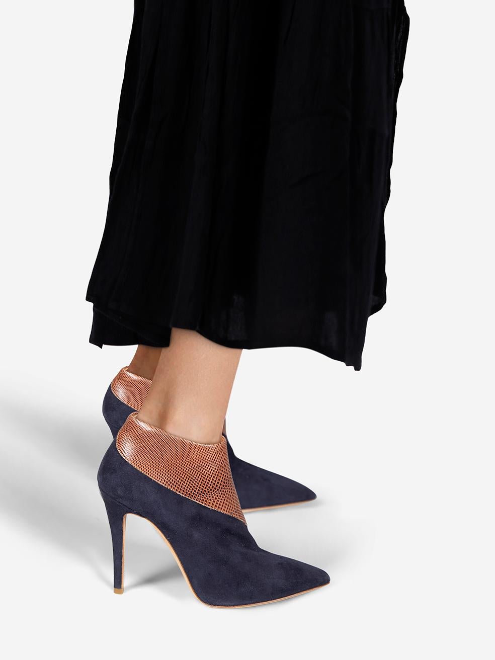 L'ÉTAT est très bon. L'usure des bottes est minime. Abrasion sur les deux côtés de la chaussure droite, le compteur gauche, la boîte à orteils et le talon sur les deux chaussures sur cet article de revente de designer Malone Souliers utilisé.
 

