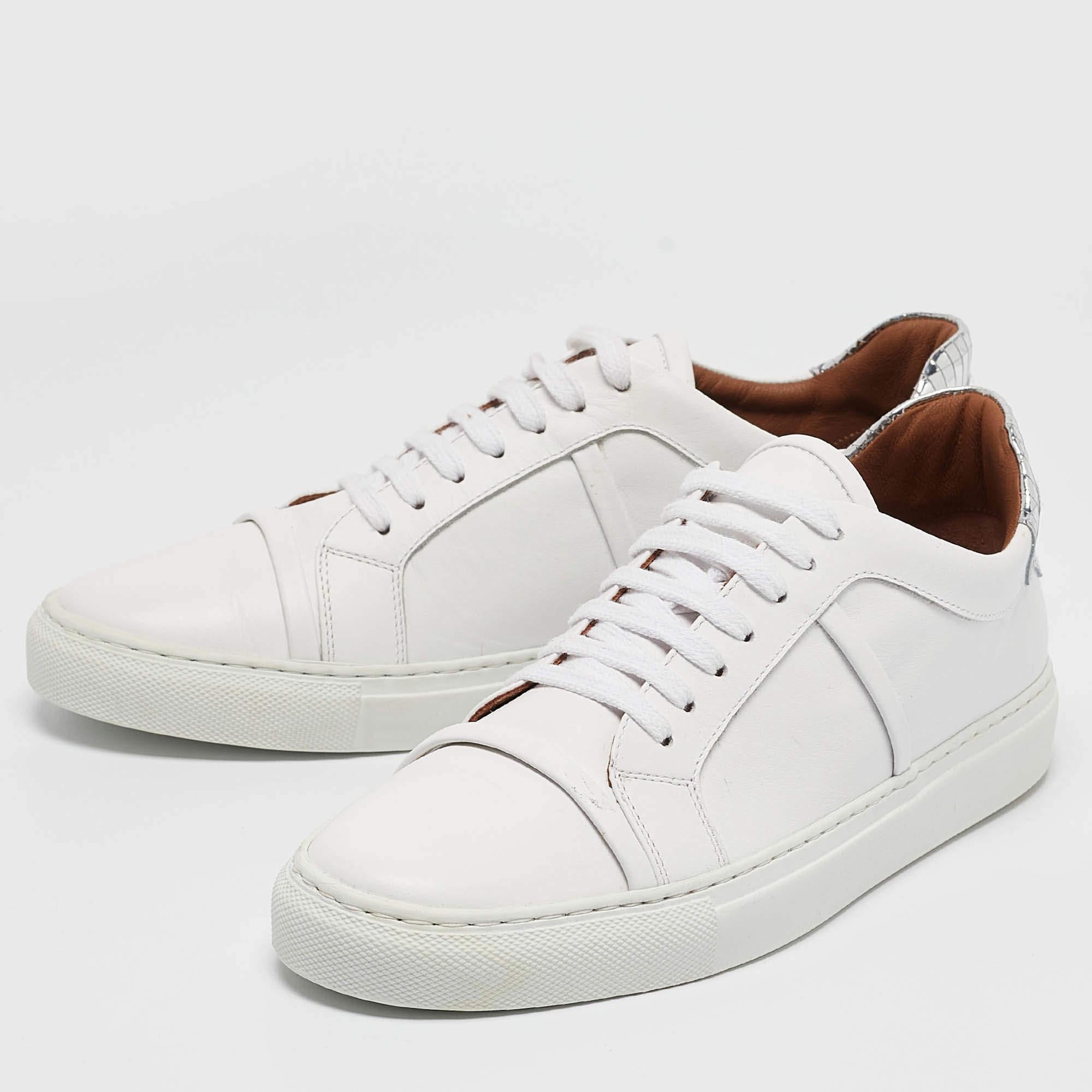 Repletas de estilo y comodidad, estas zapatillas blancas de Malone Souliers son suaves con los pies para que puedas deslizarte a lo largo del día. Tienen un elegante empeine con cierre de cordones y se asientan sobre duraderas suelas de goma.