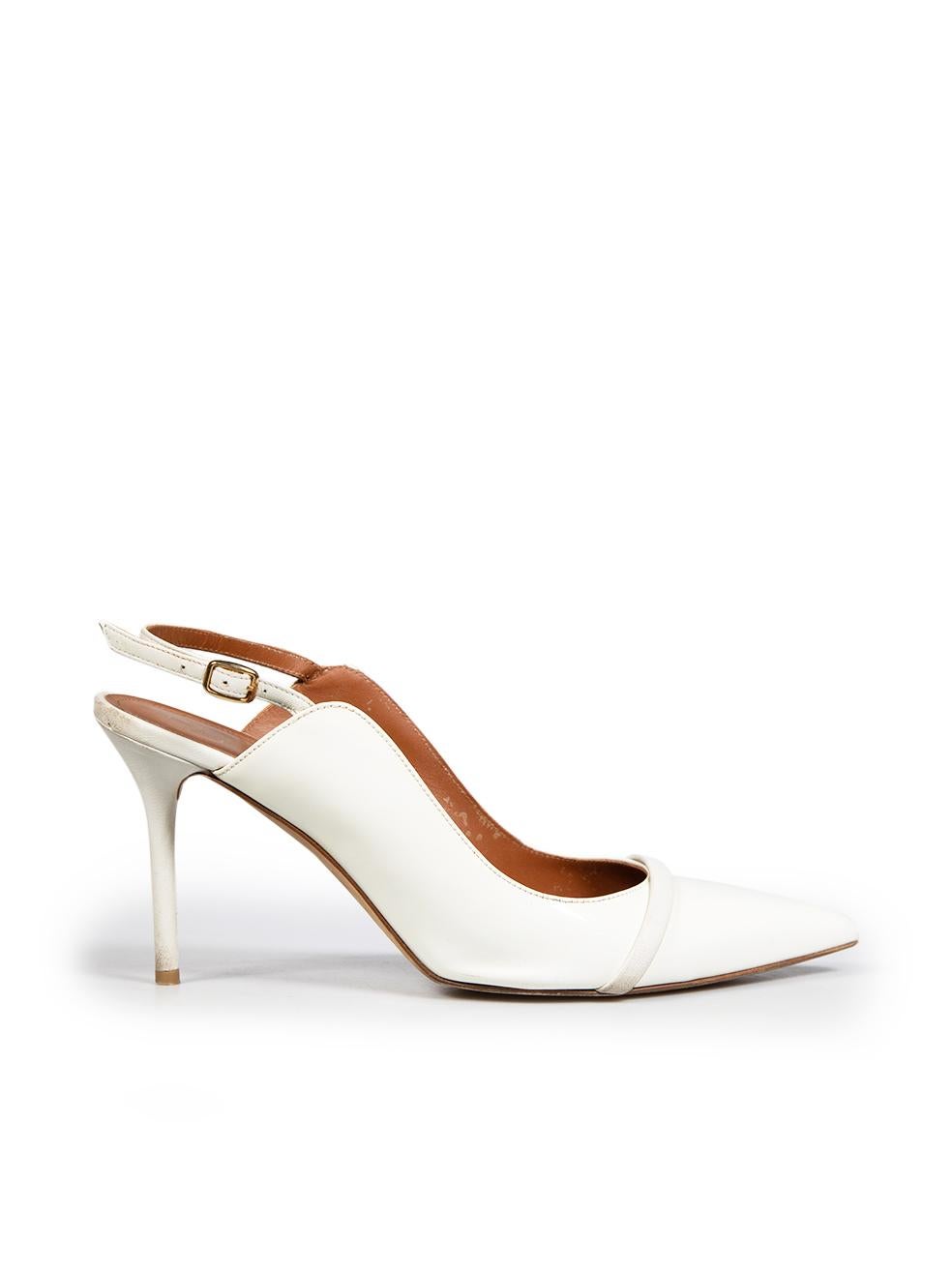 La condizione è buona. I tacchi presentano una lieve usura. Leggeri segni di usura sulla suola di entrambe le scarpe con abrasioni sulla punta del tallone. Graffi sul cinturino in pelle della punta sul lato destro di entrambe le scarpe e leggeri