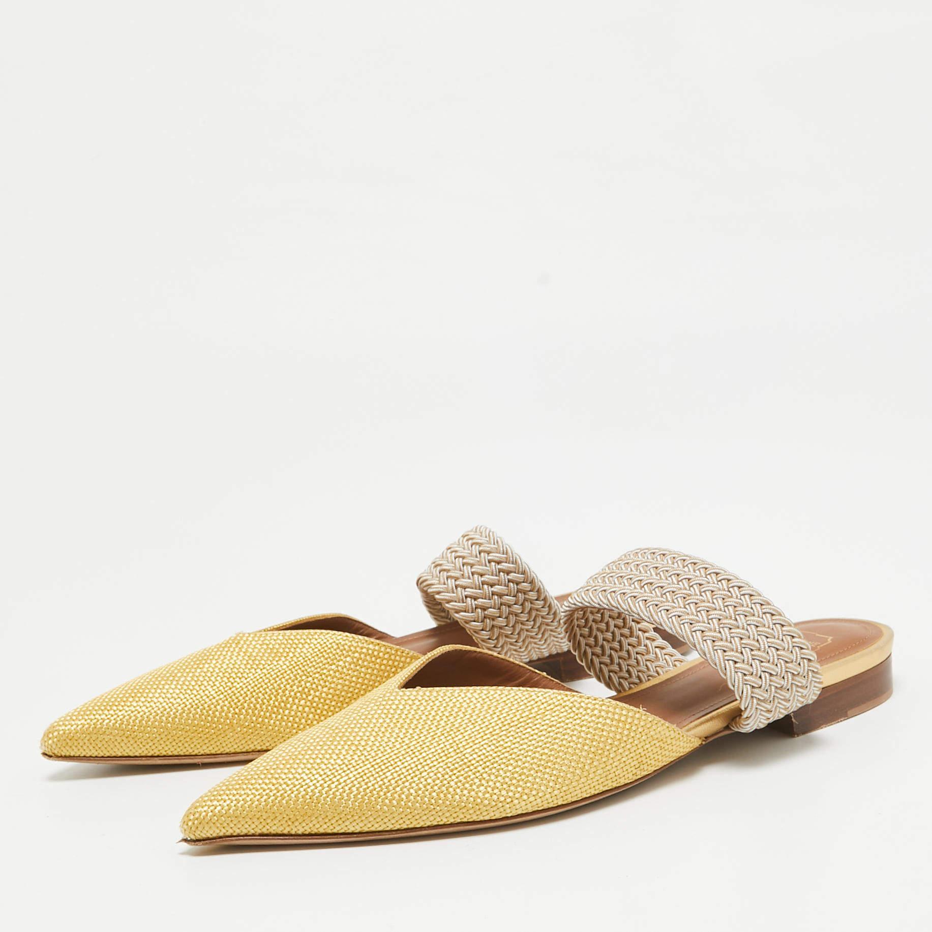 Kreieren Sie mühelose Styles mit diesen Pantoletten von Malone Souliers. Hergestellt aus hochwertigen MATERIALEN  Sie sind so konzipiert, dass sie Ihr OOTD aufwerten und Ihnen den ganzen Tag lang Komfort bieten.