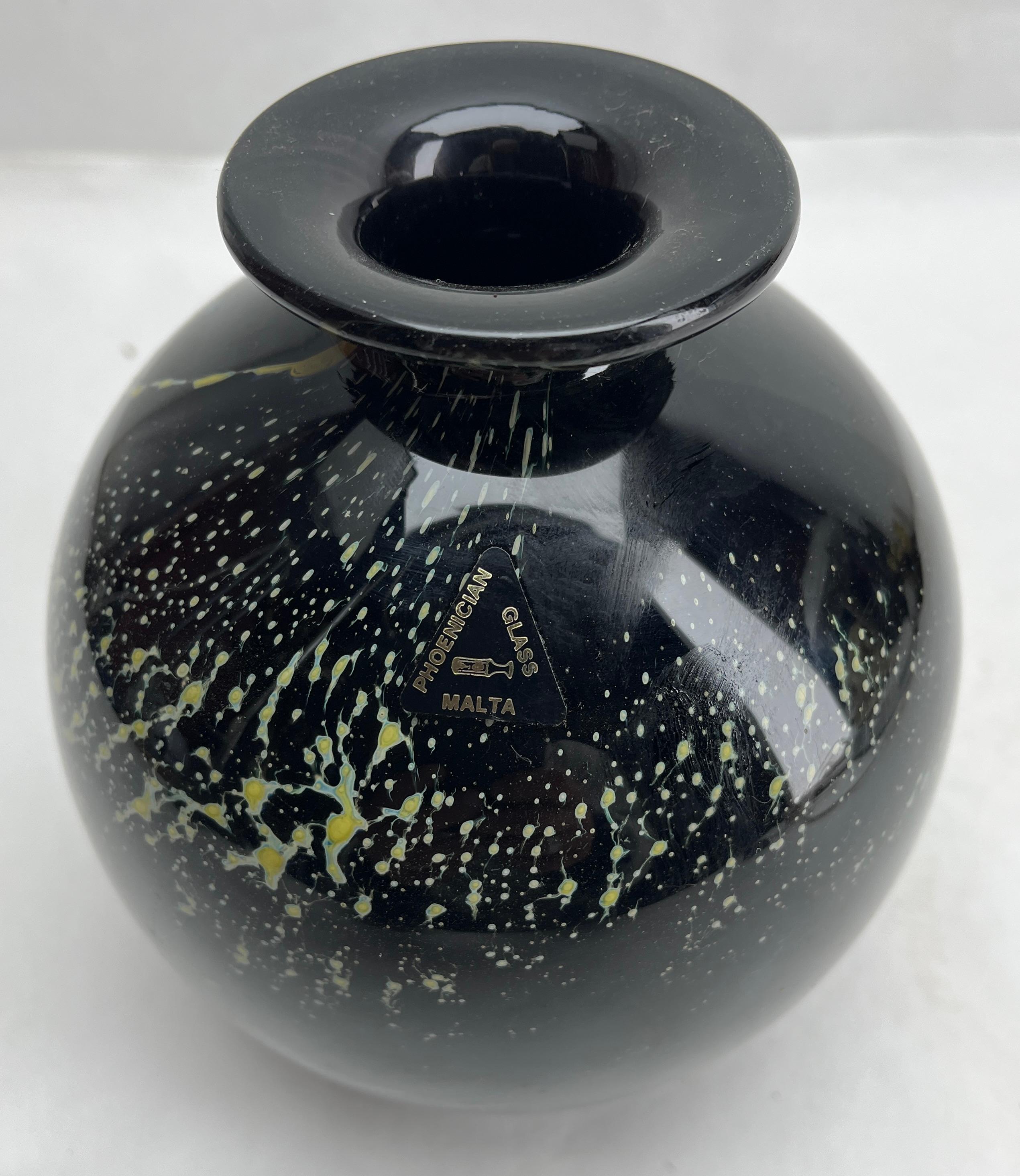 Jarrón Solifleur de Malta con boca de borde ancho e inclusiones, firmado Fenicio siglo XX en venta