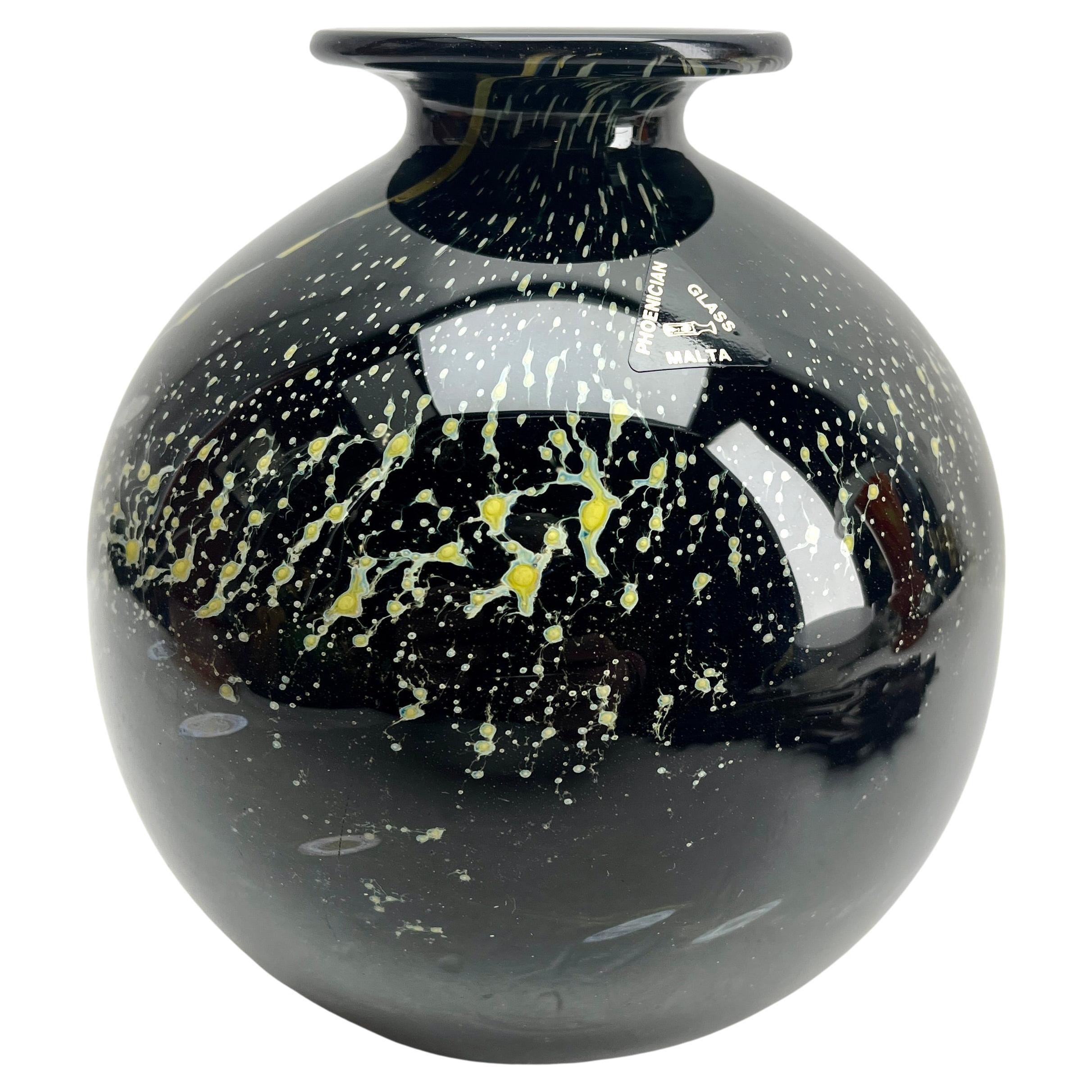 Vaso Solifleur di Malta con bocca a bordo largo e incisioni, firmato Phoenician