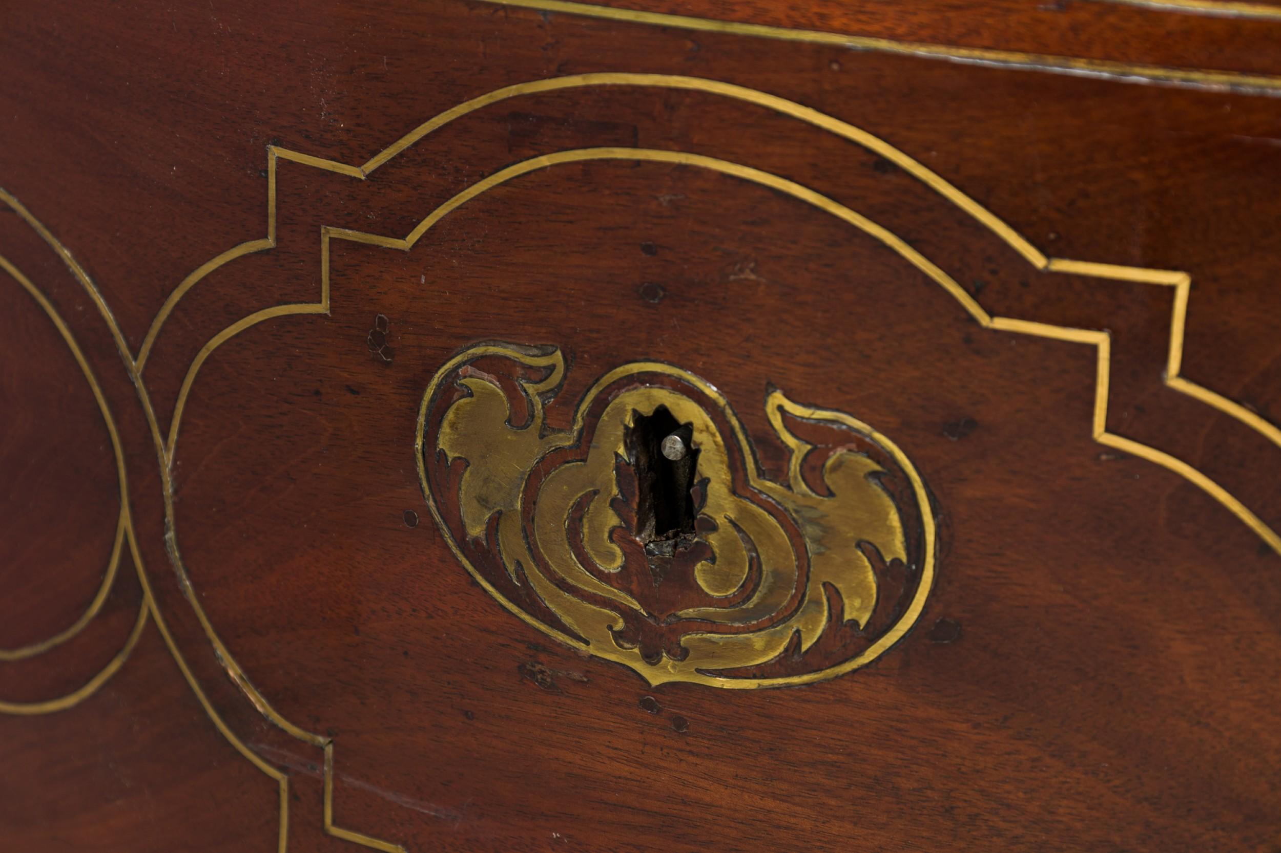 Commodino continentale maltese in palissandro e ottone intarsiato a serpentina in vendita 5