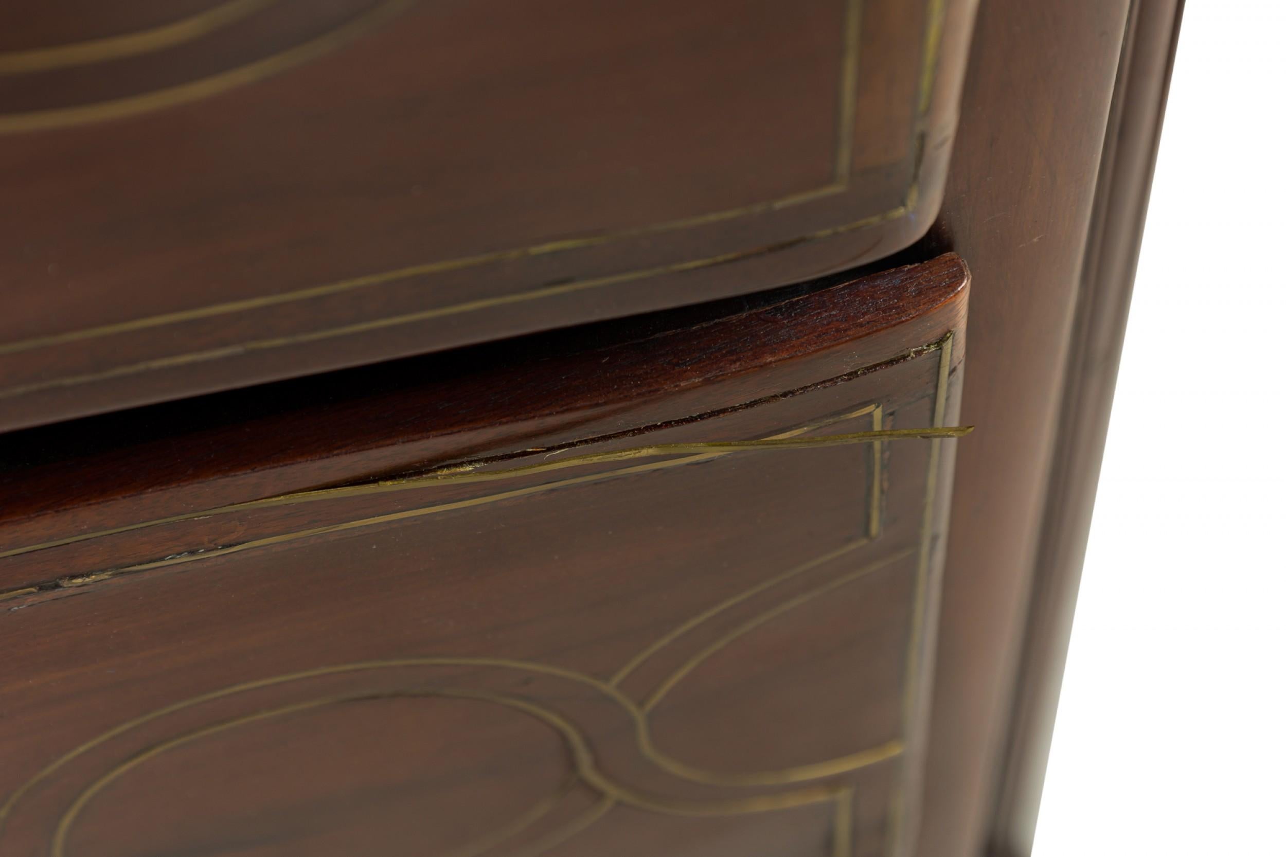 Biedermeier Commodino continentale maltese in palissandro e ottone intarsiato a serpentina in vendita