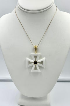 Maltese Cross Black Onyx White Agate 18 Karat Gold Pendant
