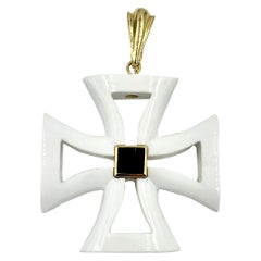 Pendentif croix de Malte en or 18 carats avec onyx noir et agate blanche