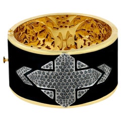 Croce di Malta in diamante nero su bracciale in smalto nero in oro giallo 18k