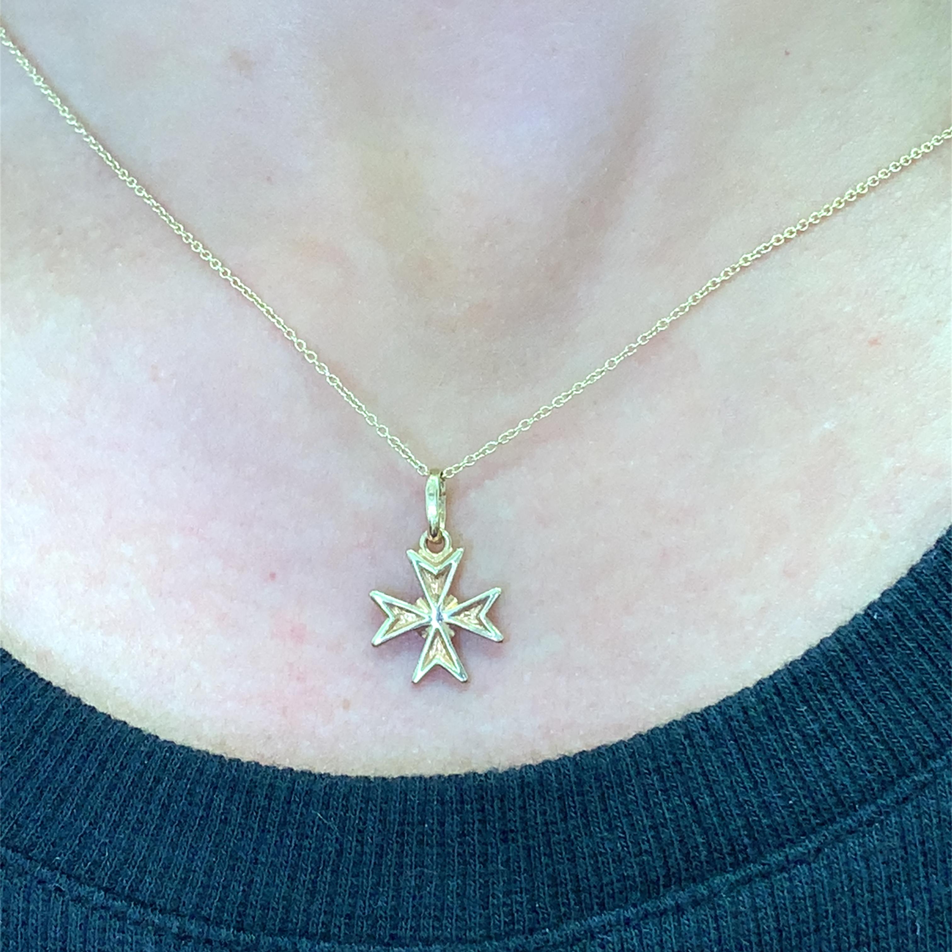 Eleva il tuo stile con questa squisita collana di charme con croce maltese in oro giallo. La delicata catena culmina in un ciondolo a forma di croce di Malta, che mostra un mix di simbolismo classico ed eleganza moderna. Un pezzo forte perfetto da
