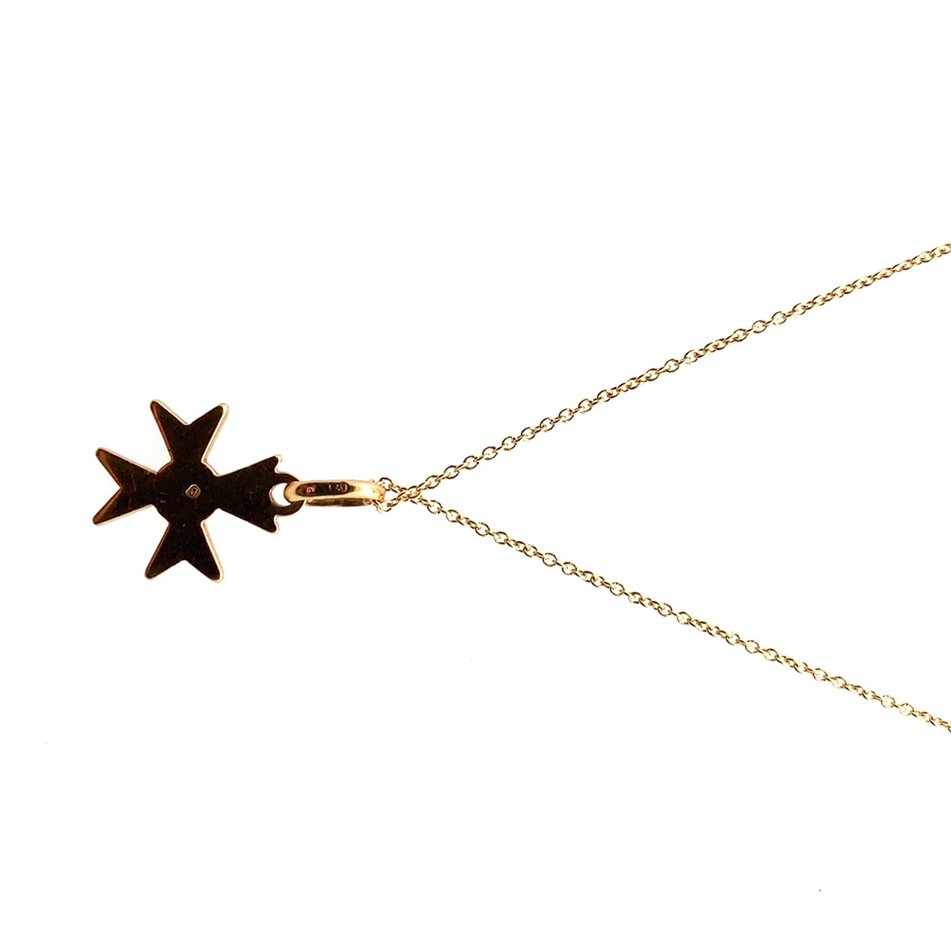 Collier pendentif croix de Malte or jaune Neuf - En vente à London, GB
