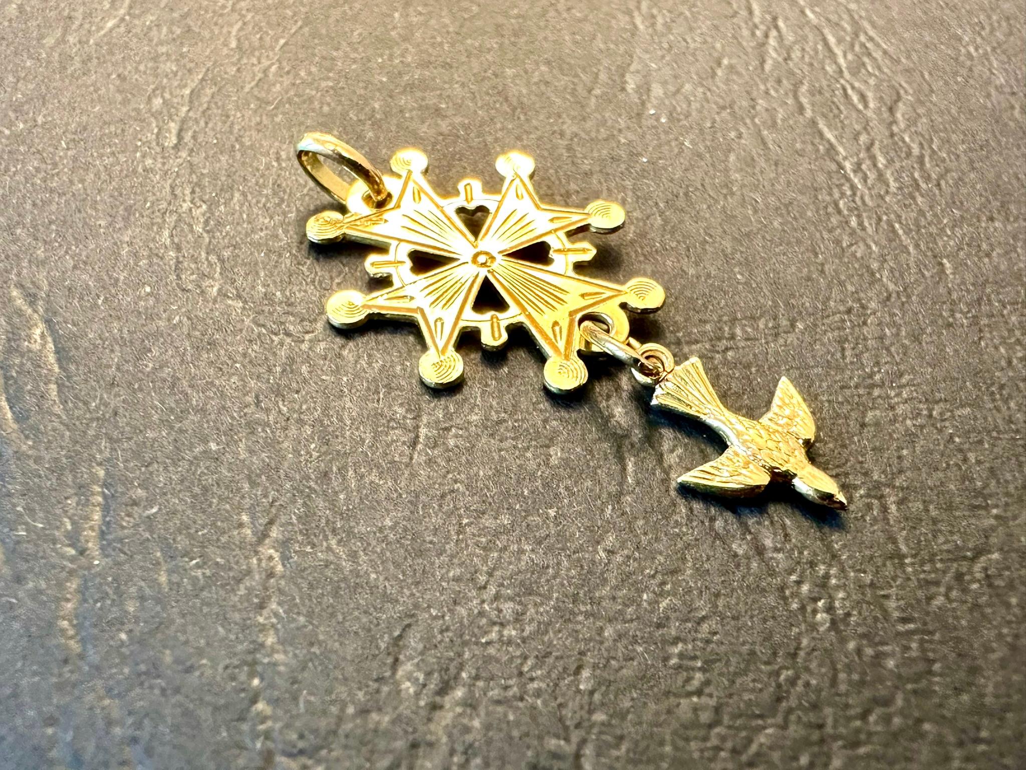 Maltese Cross with Dove 18 karat Yellow Gold In Excellent Condition For Sale In Esch-Sur-Alzette, LU