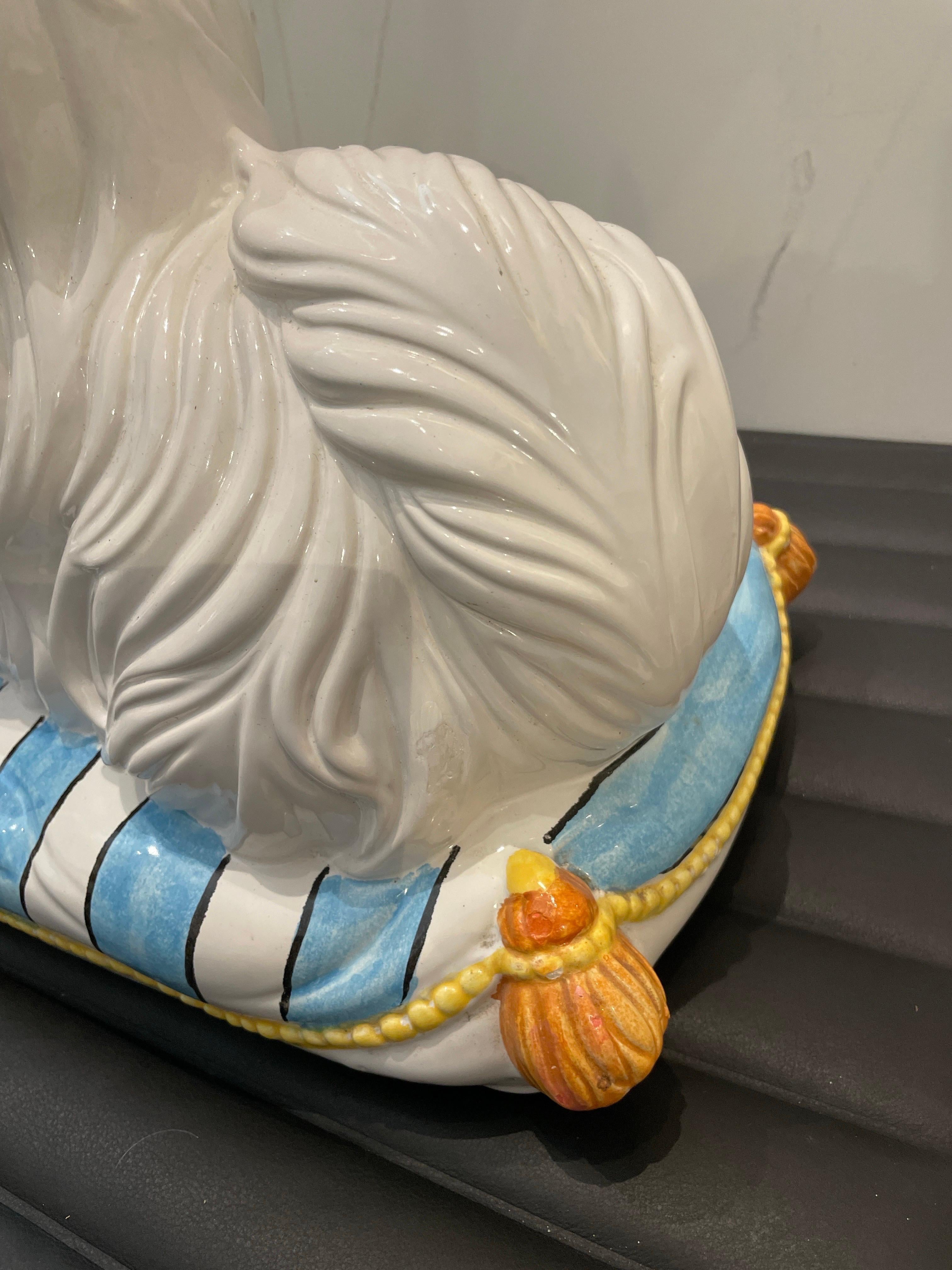 Ceramica Cane maltese sdraiato su un cuscino in vendita