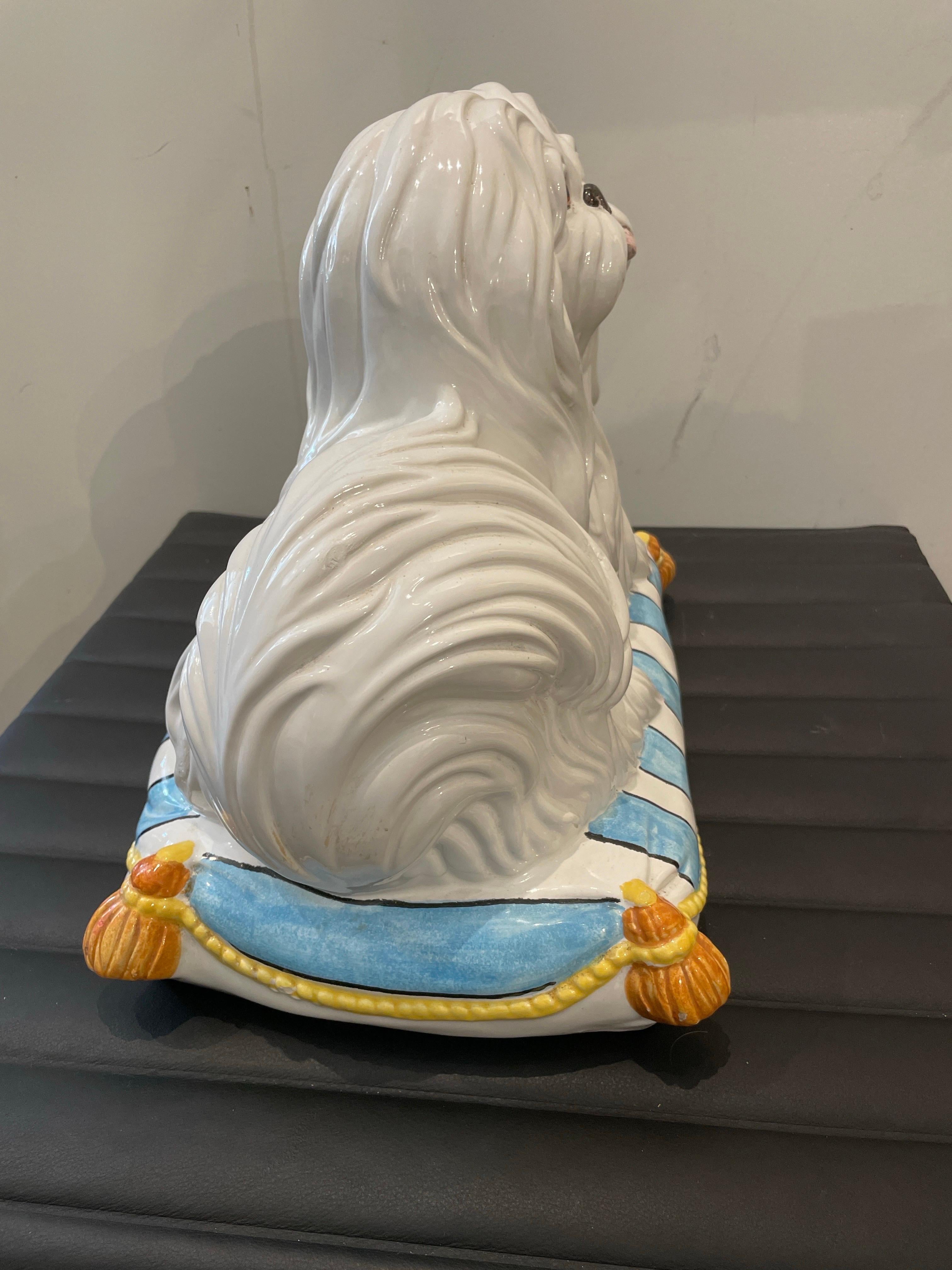 Cane maltese sdraiato su un cuscino in vendita 2