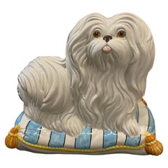 Cane maltese sdraiato su un cuscino