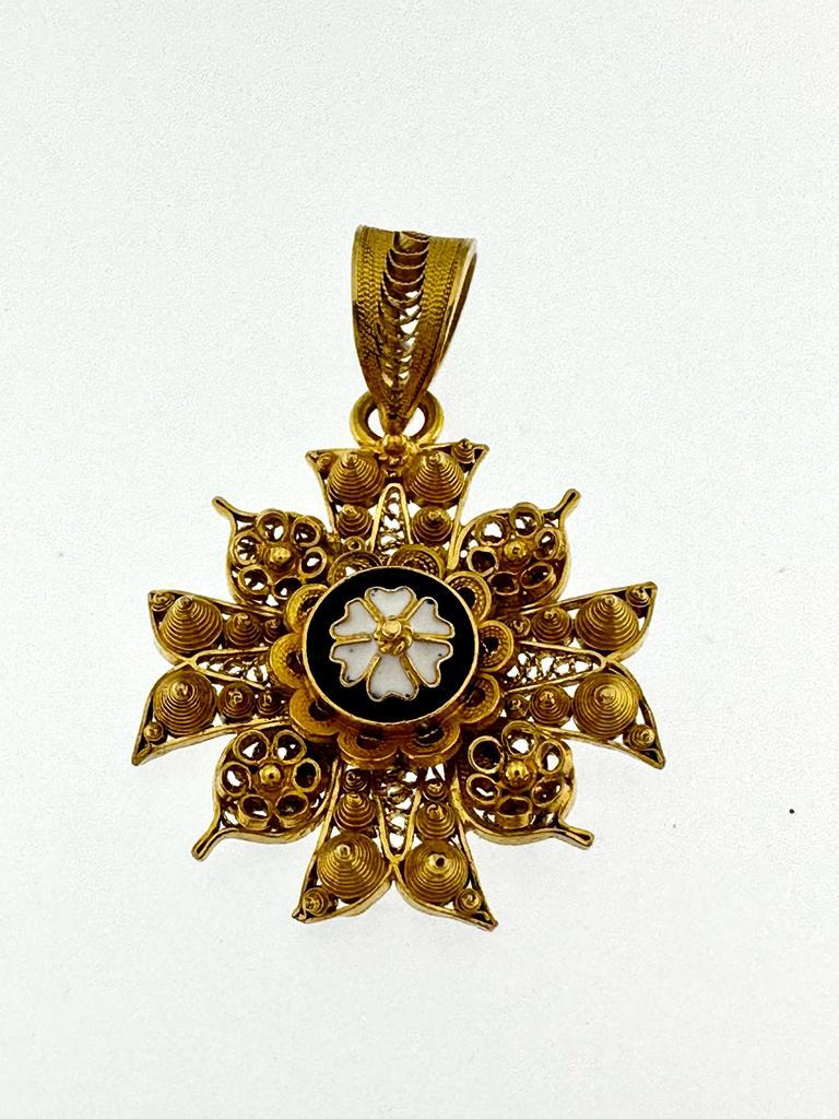 Traditional Portuguese 19kt Yellow Gold Cross with Enamel  In Good Condition In Esch-Sur-Alzette, LU