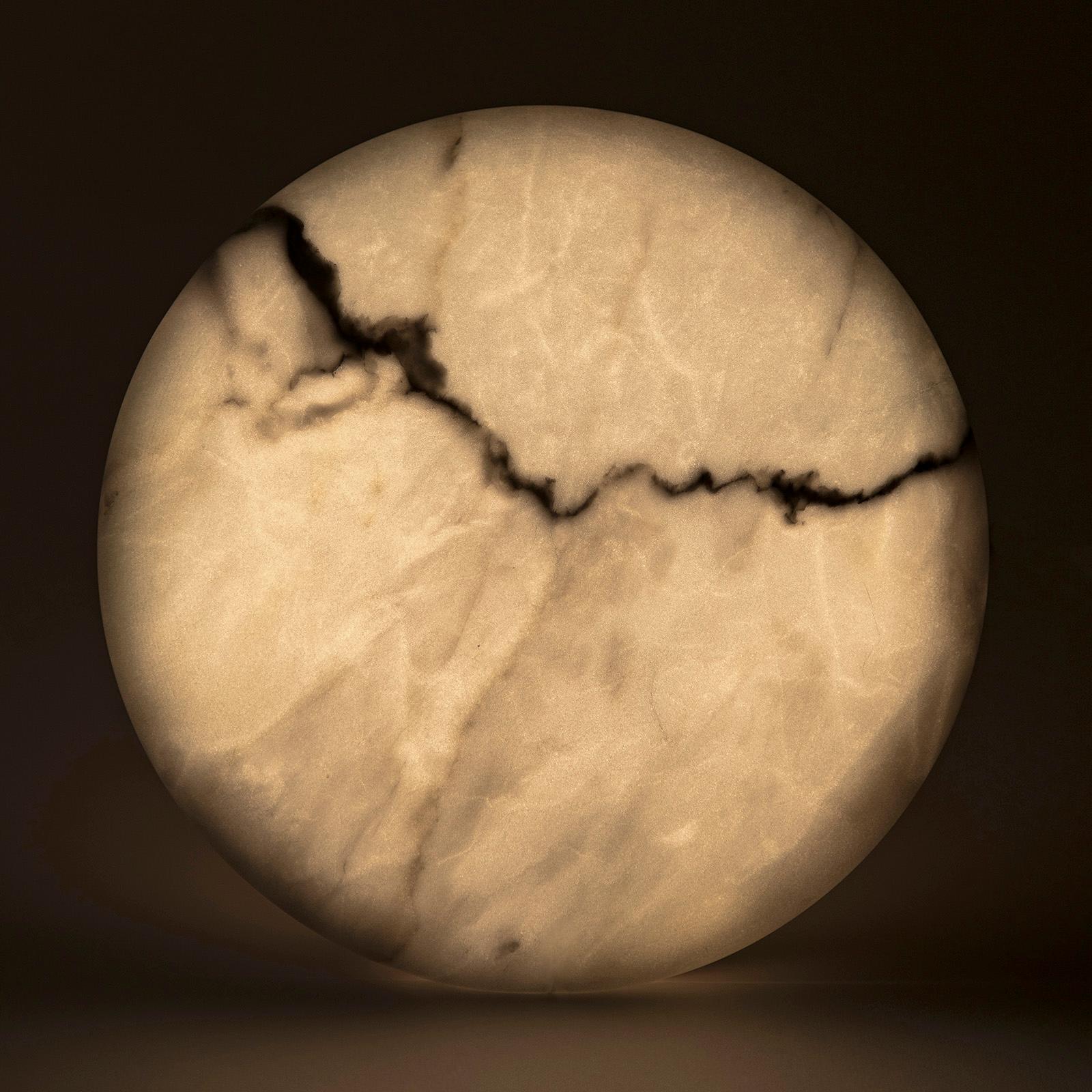 A lamp with a non-homogeneous elegance, thanks to the rough and porous texture that covers the surface. The reference to the image of the moon is immediate, a mysterious and seductive celestial object, accurate and indefinite at the same time.
The