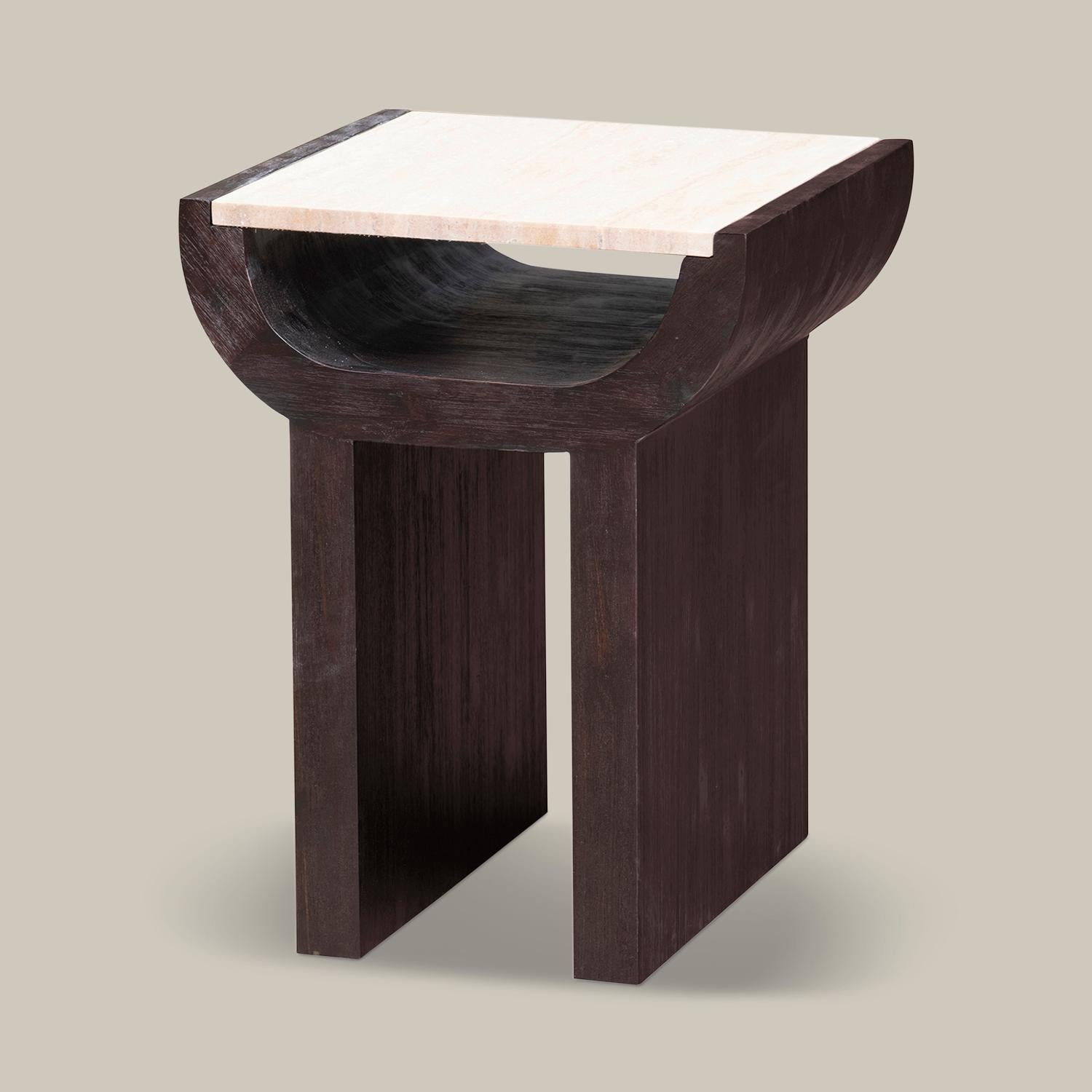Organique Table d'appoint « Malus » sculptée à la main par Christiane Lemieux en vente