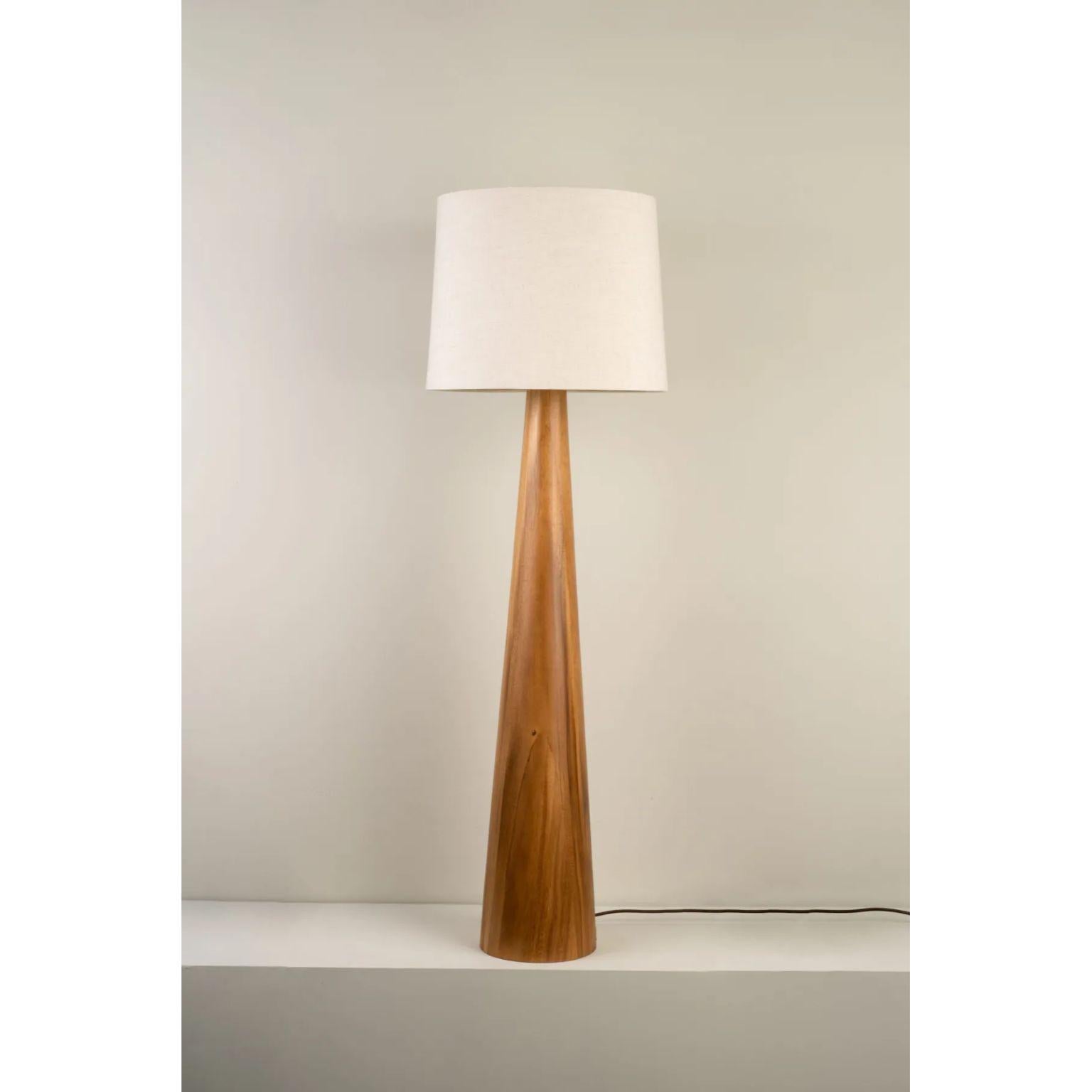 Malva Floor Lamp by Isabel Moncada
Dimensions: Ø 50 x H 160 cm.
Materials: Turned parota wood, fiberglass and linen.

The cone is a balanced geometric figure. Malva is minimalist, with stable and sturdy wood. The lampshade is just slightly broader