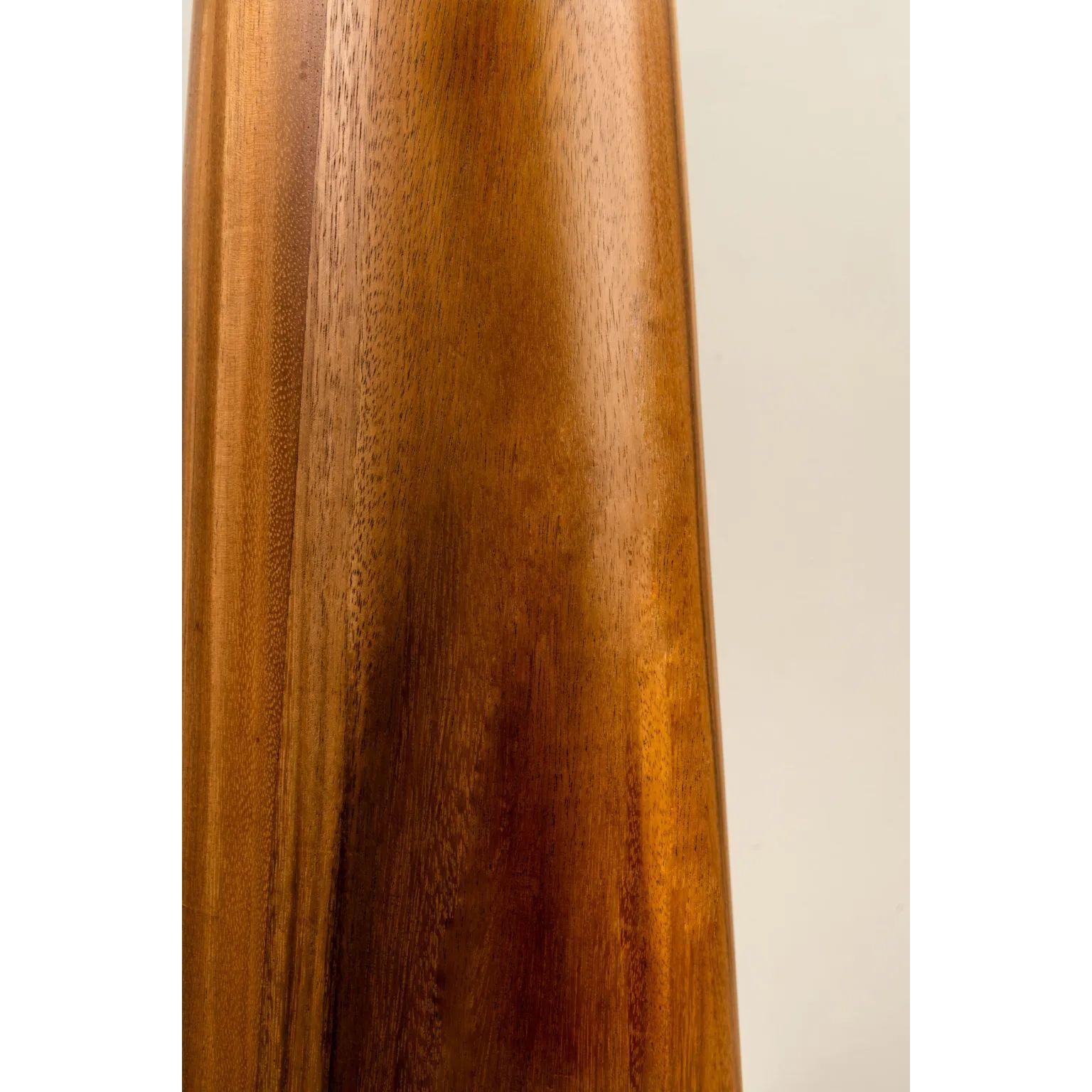 Postmoderno Lampada da terra Malva Contemporary in Wood con paralume in lino di Isabel Moncada in vendita
