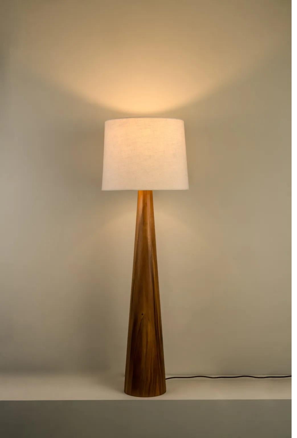 Altro Lampada da terra Malva Contemporary in Wood con paralume in lino di Isabel Moncada in vendita