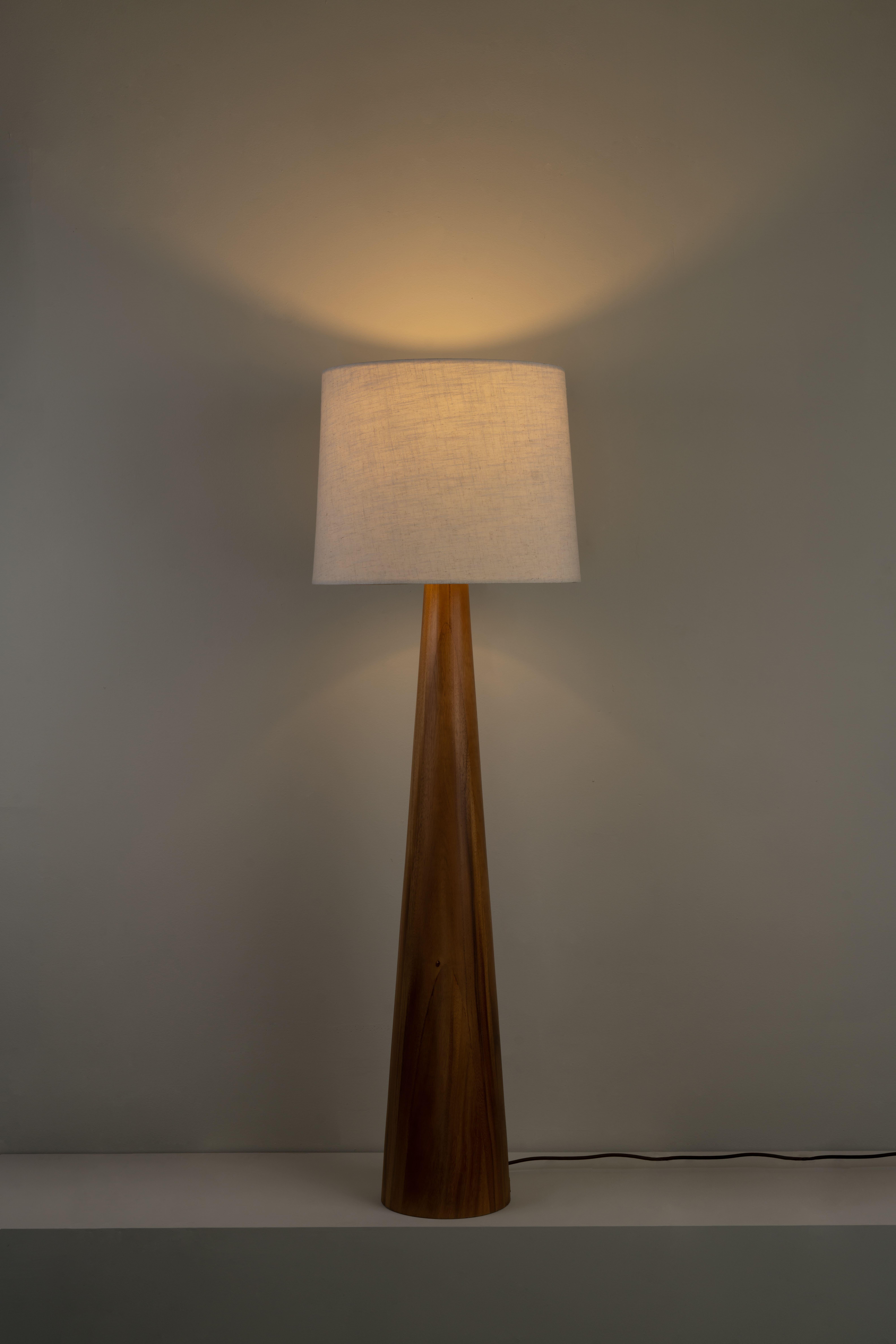 La lampada da terra Malva è stata disegnata per la collezione De Palo dall'artista messicana Isabel Moncada.
Realizzato in legno di parota naturale, è minimalista, con un legno stabile e robusto. Il paralume è leggermente più largo nella parte
