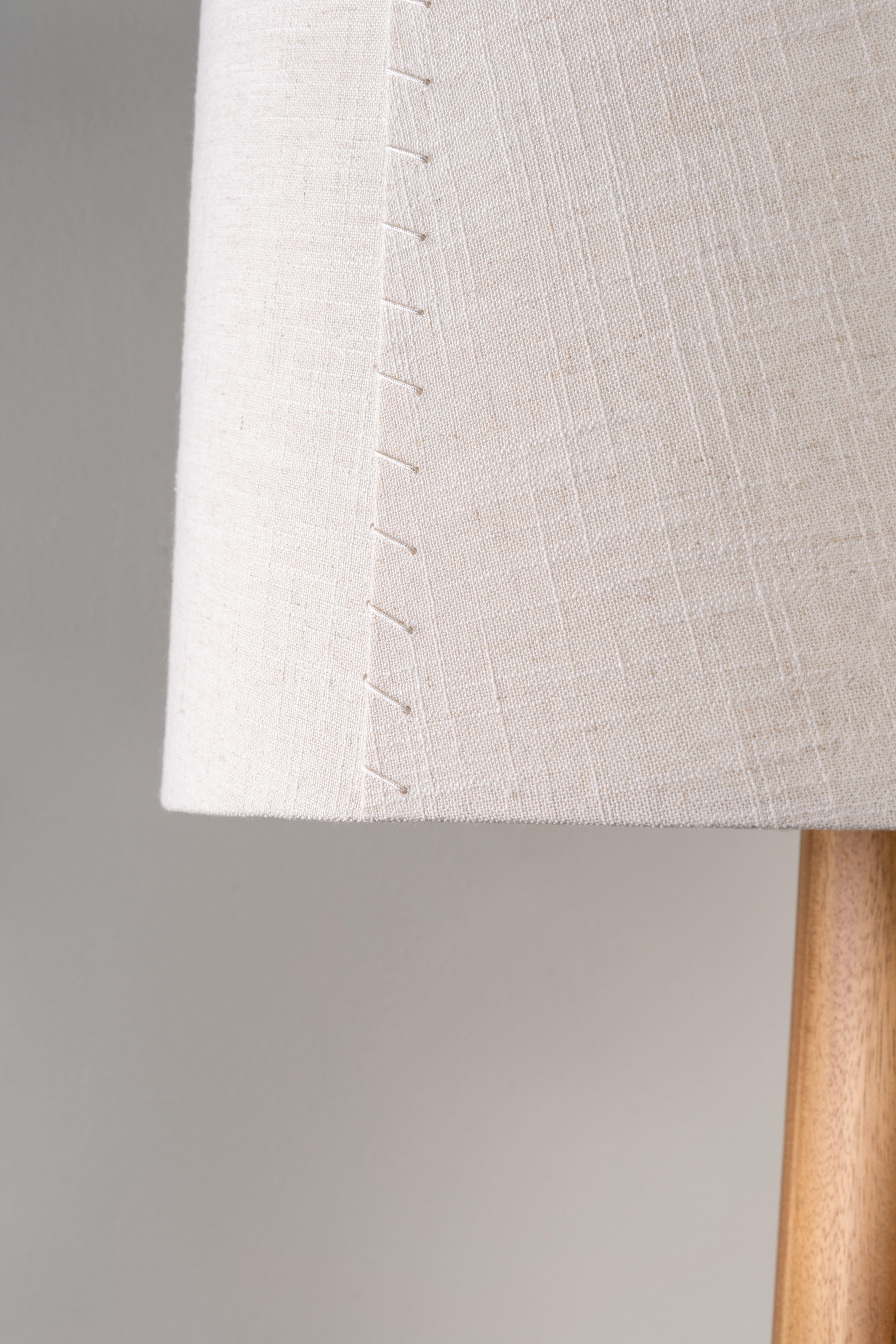 Messicano Lampada da terra moderna Malva Parota Wood Wood naturale Avorio Paralume in fibra di vetro in vendita