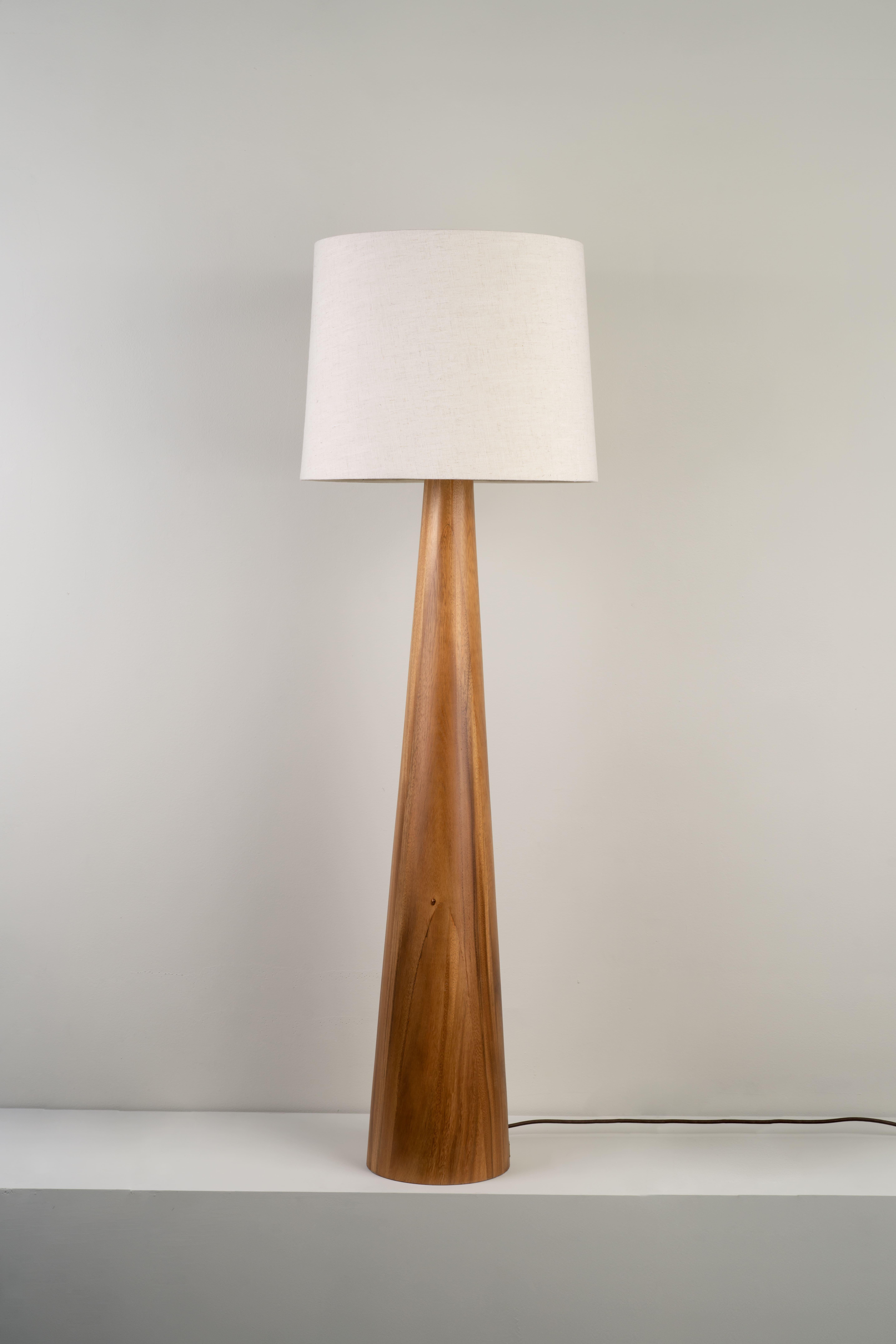 Falegnameria Lampada da terra moderna Malva Parota Wood Wood naturale Avorio Paralume in fibra di vetro in vendita