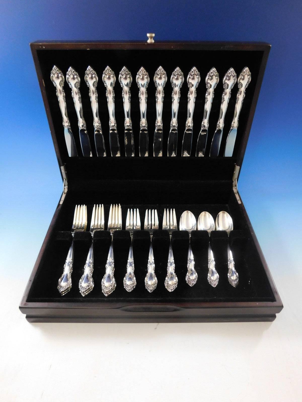 Juego de cubiertos de plata de ley Malvern by Lunt - 48 piezas. Este juego incluye:

12 cuchillos, 9
12 Horquillas, 7 1/4
12 Tenedores de ensalada, 6 3/4
12 cucharillas, 6

Incluye un baúl de almacenamiento nuevo - los estilos varían.

Excelente
