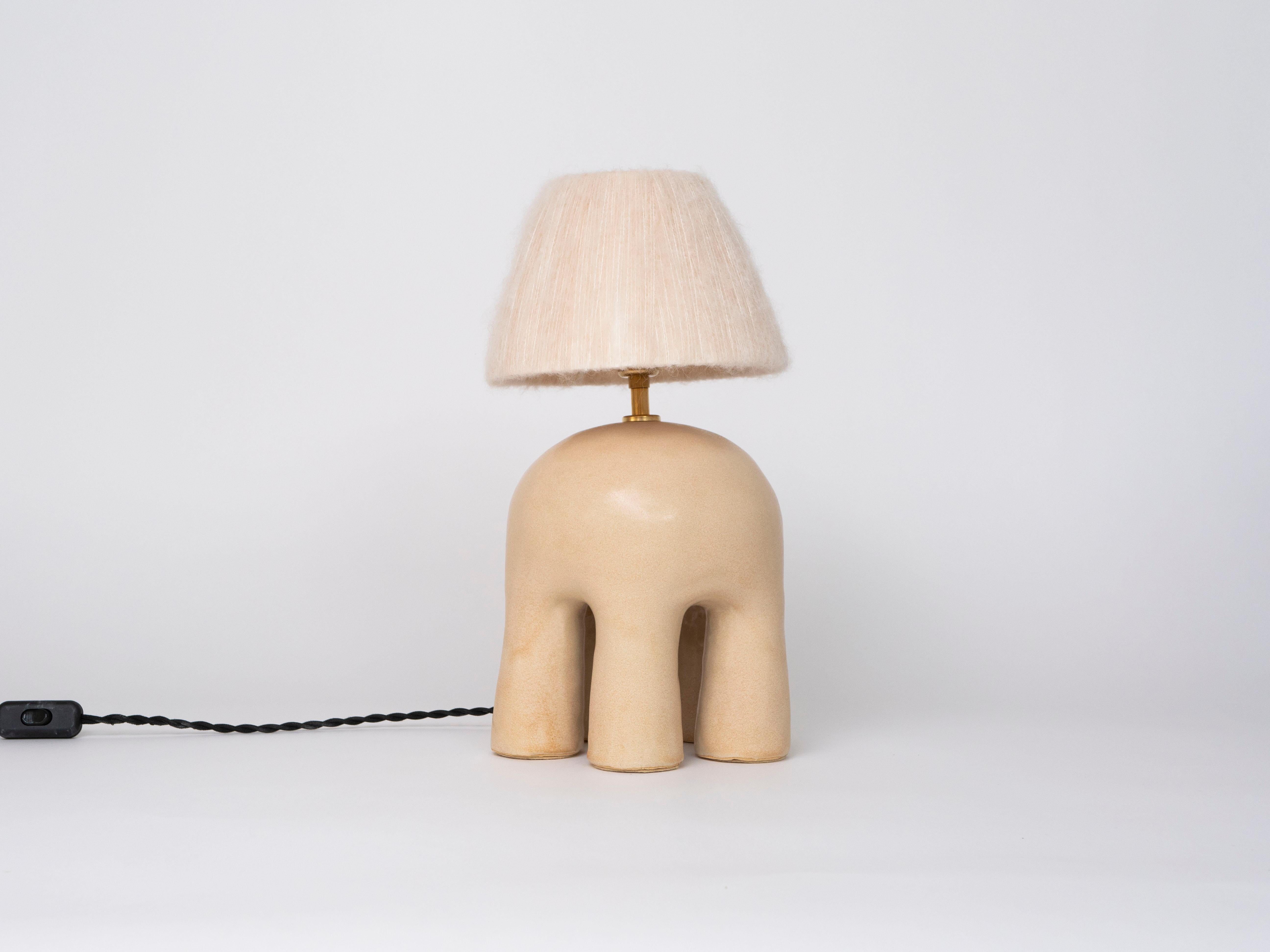 Pied de lampe en céramique fait à la main, de couleur crème avec une finition satinée, associé à un abat-jour assorti en mélange de soie d'alpaga.

La lampe Malvern a été inspirée par un voyage dans les Hilles de Malvern, en Angleterre. La lampe a