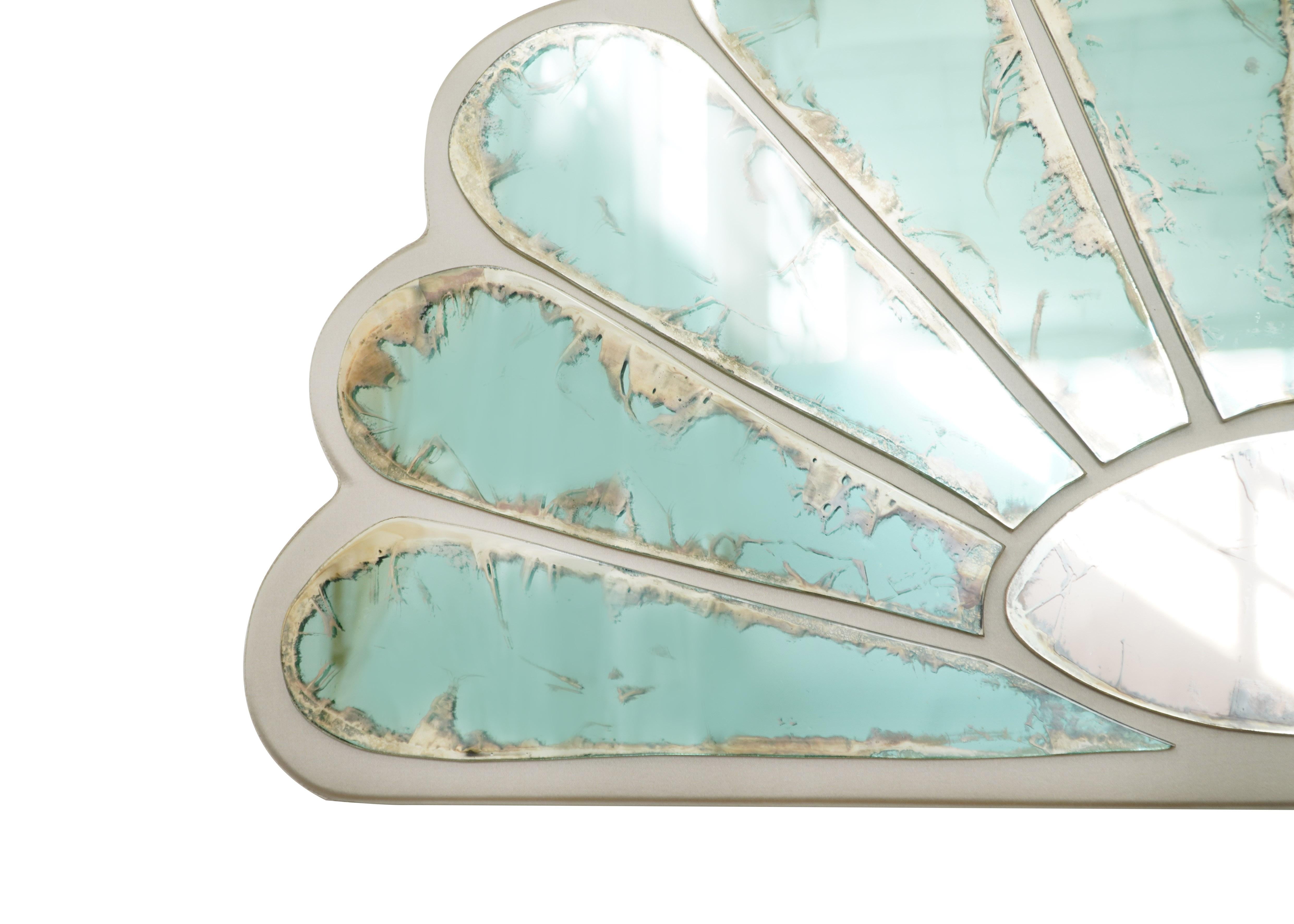 Moderne Miroir sculpté contemporain Mama pour tête de lit en verre jade argenté en vente