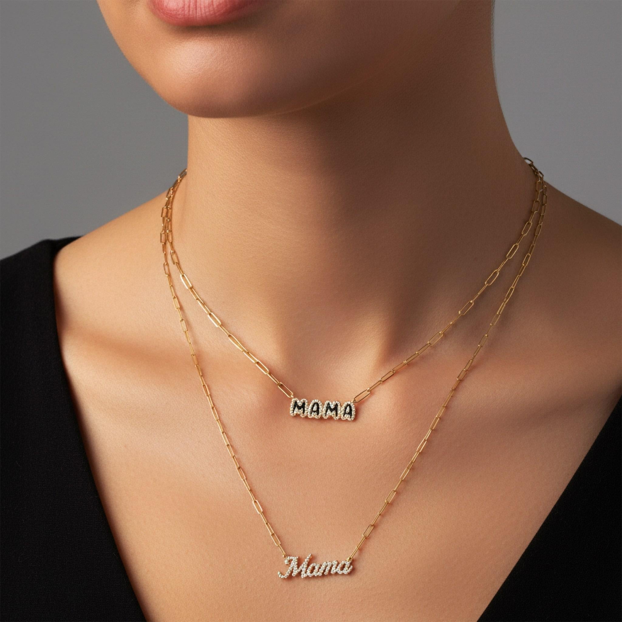 Célébrez le cœur de la maternité avec notre collier Mama, une pièce délicate mais luxueuse conçue pour briller de sens. L'élégant pendentif 