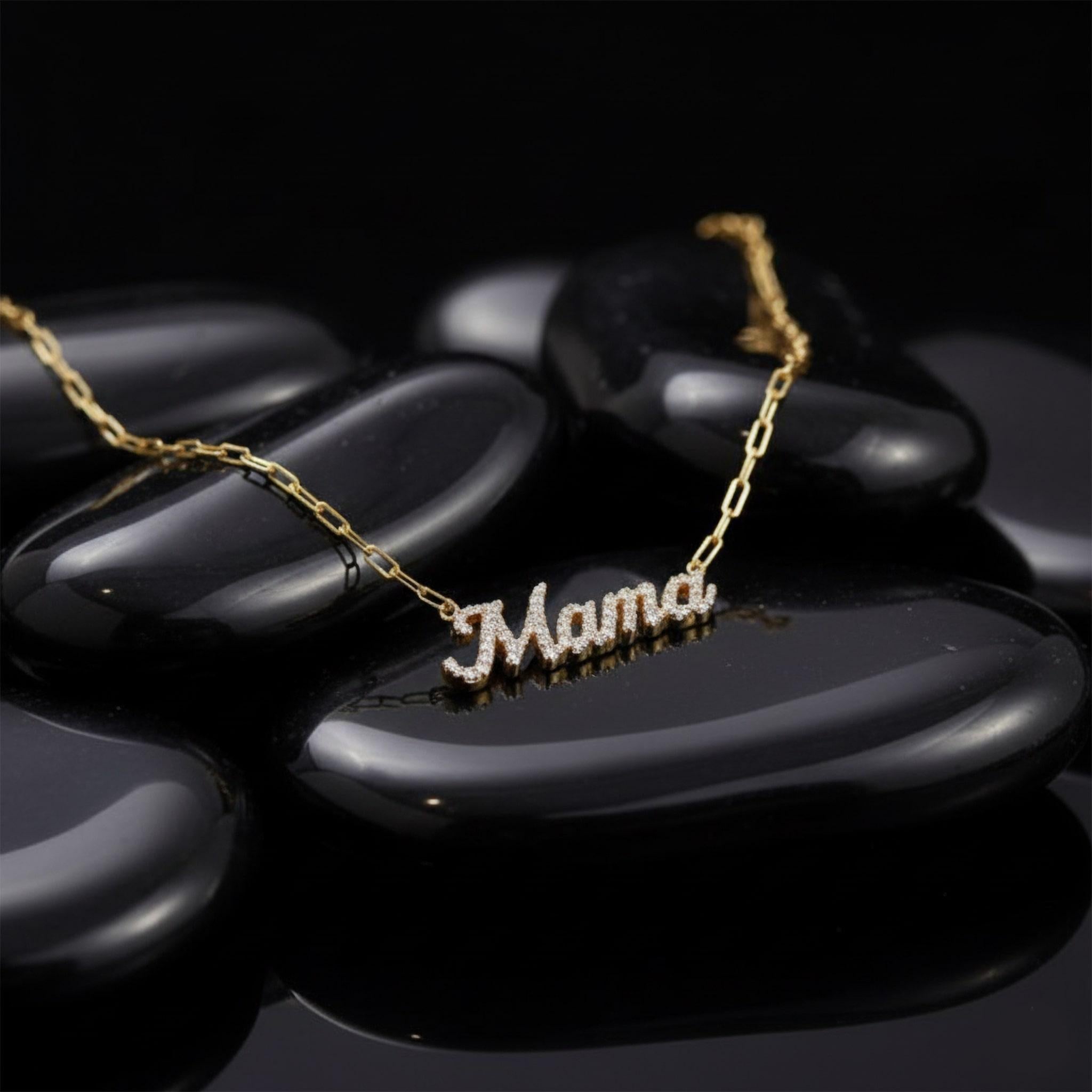 Moderne Collier Mama Script en or jaune 14K (ou 18k sur demande) avec pendentif diamant pavé en vente
