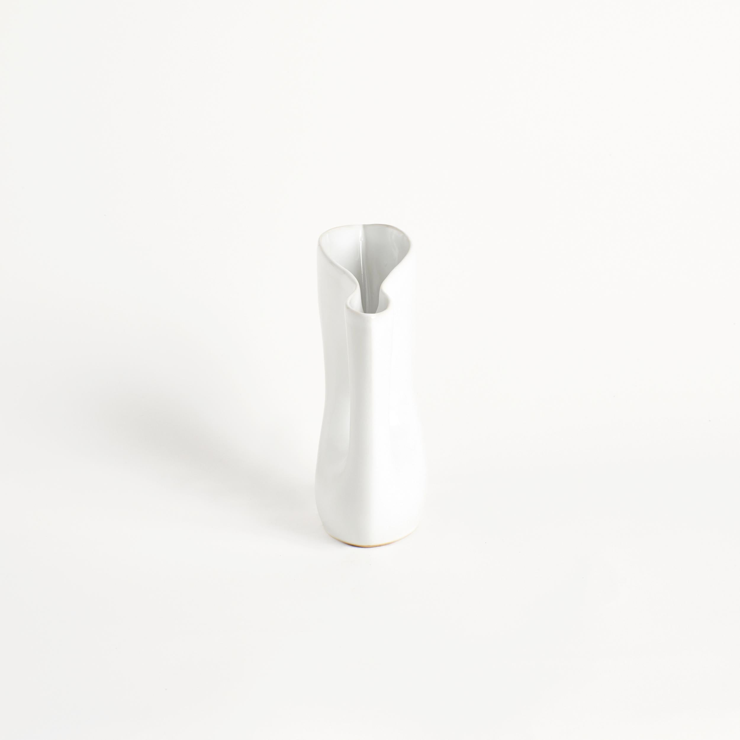 Mamasita Krug in Weiß 
Entworfen von project 213A im Jahr 2021
Handgefertigtes Steingut
Wasserdicht


Dieser elegant geformte Krug hat eine fortgesetzte Öffnung und wurde von einer umgefallenen Vase inspiriert. Das Stück soll mit Design und