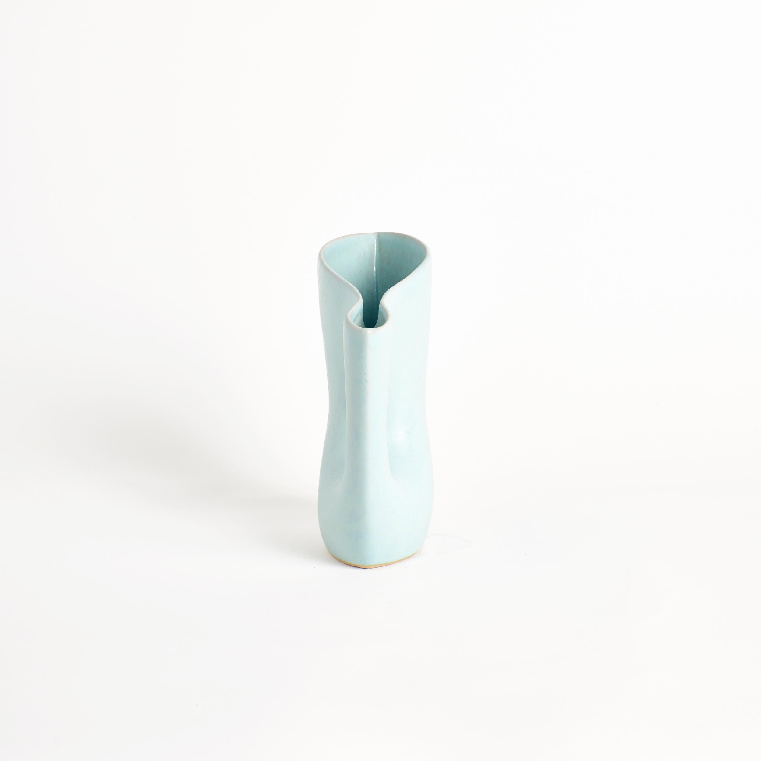 Cruche Mamasita en Baby Blue
Conçu par Project 213A en 2021
Grès cérame fait à la main
Imperméable à l'eau


Cette cruche élégamment sculptée présente une ouverture continue et s'inspire d'un vase effondré. La pièce est conçue pour enrichir le