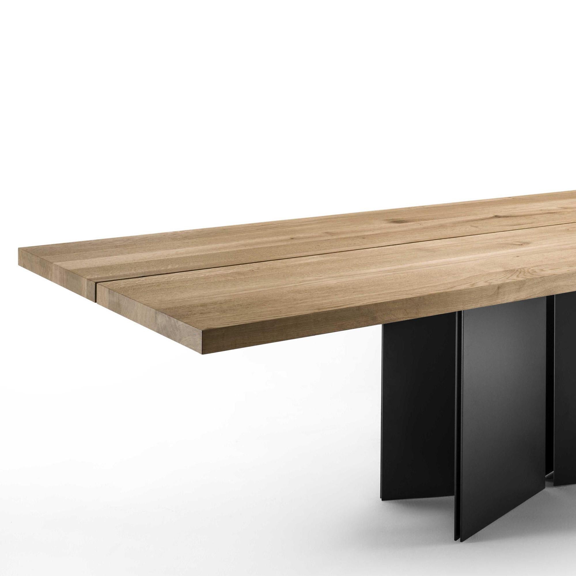 Dining table Mamba with top in natural solid
oak wood with straight edges, treated with
natural pine extracts. Base in iron dust
anthracite lacquered finish.
Also available in walnut wood, on request.
Available in:
L 220 x D 100 x H 76cm, price