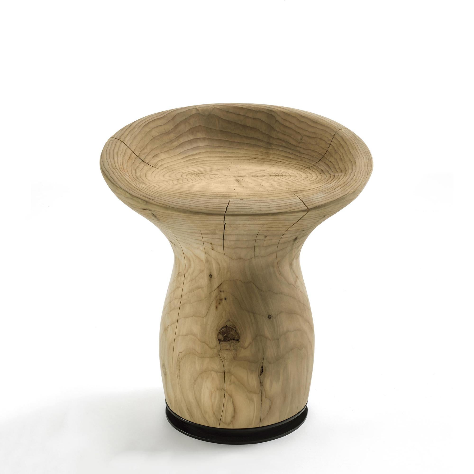 Stool Mamba all in natural solid oak wood,
treated with natural pine extracts. Base in
iron in dark finish.