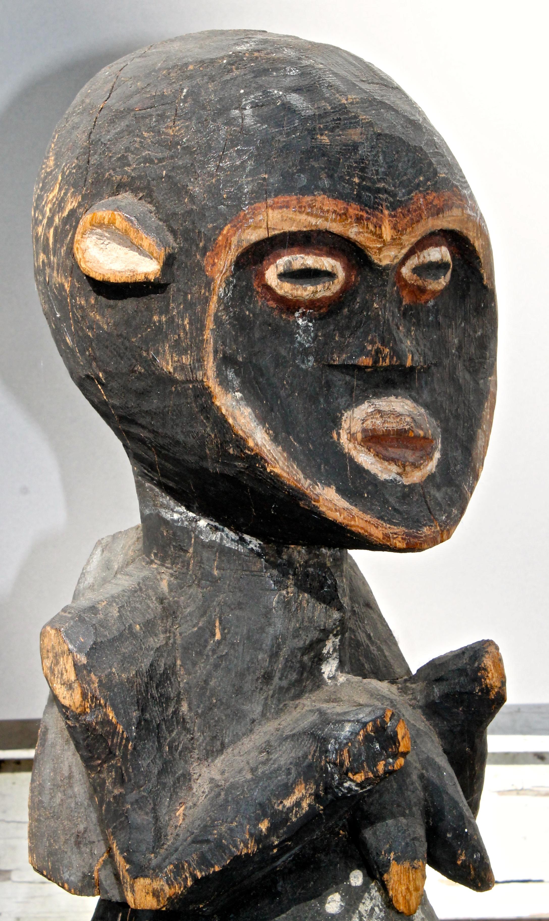 Sculpté Mambila grande figure féminine africaine en vente